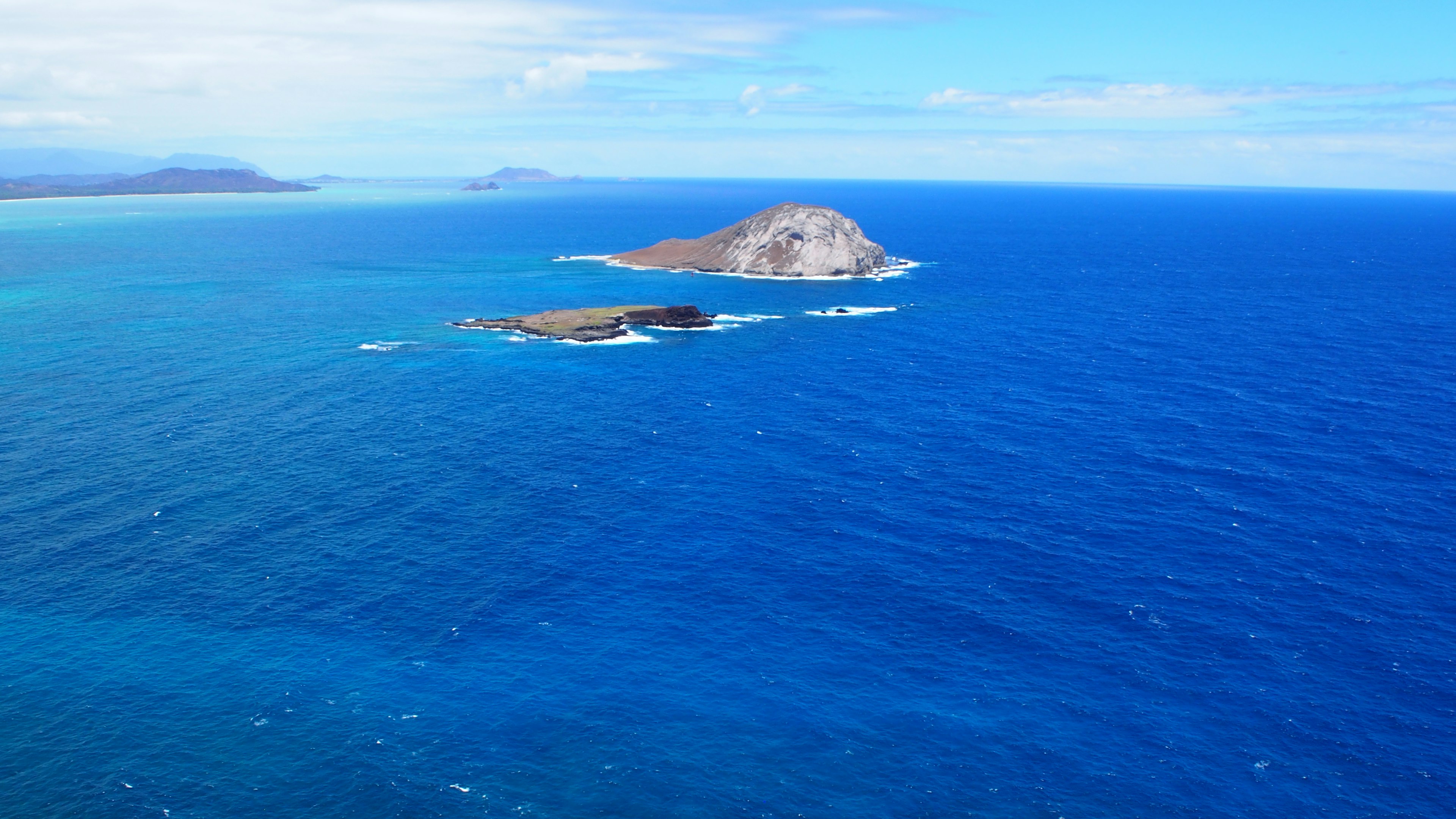 Vista di piccole isole nell'oceano blu