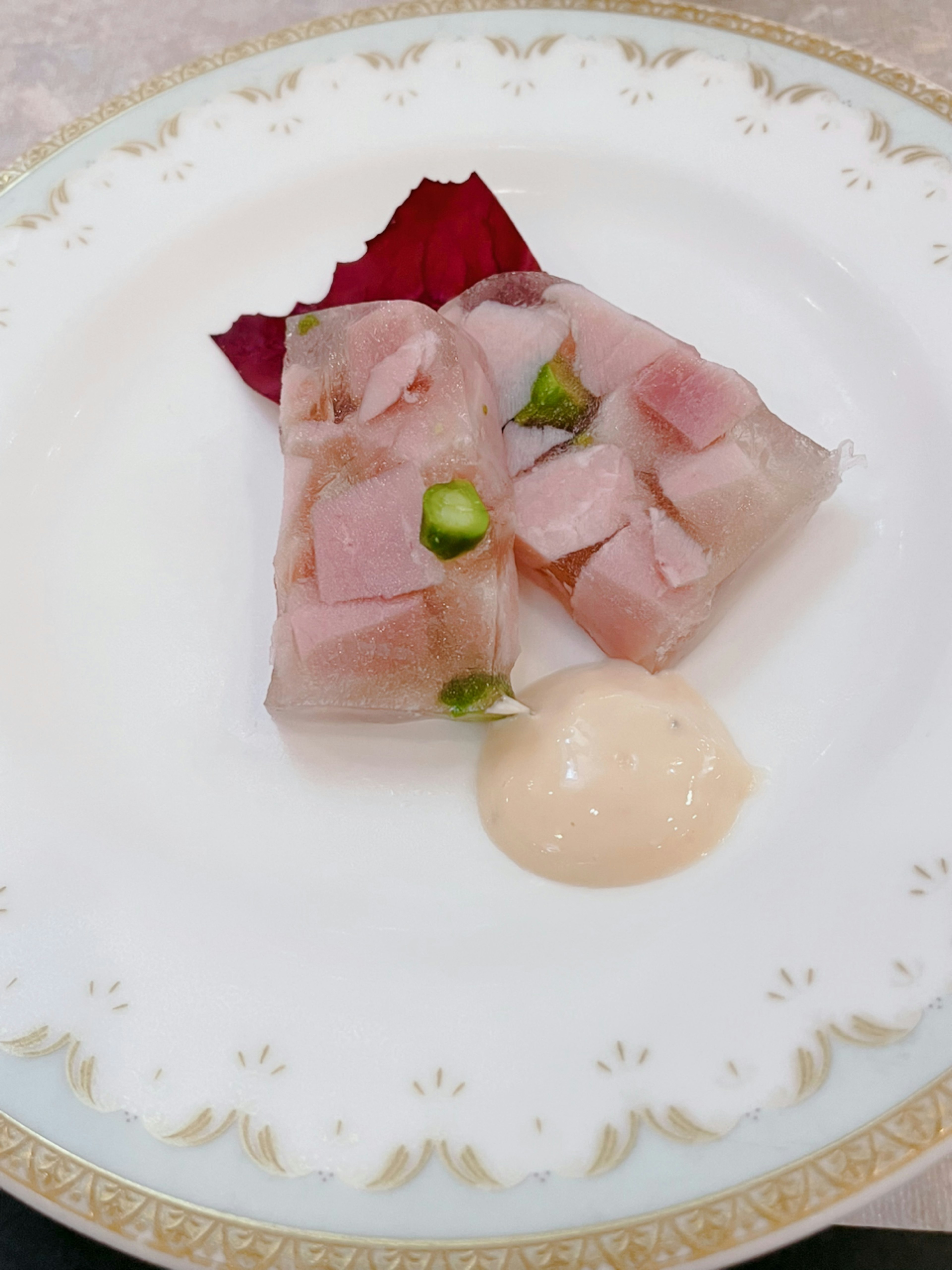 Ein schön angerichteter Sashimi-Teller mit einer cremigen Sauce