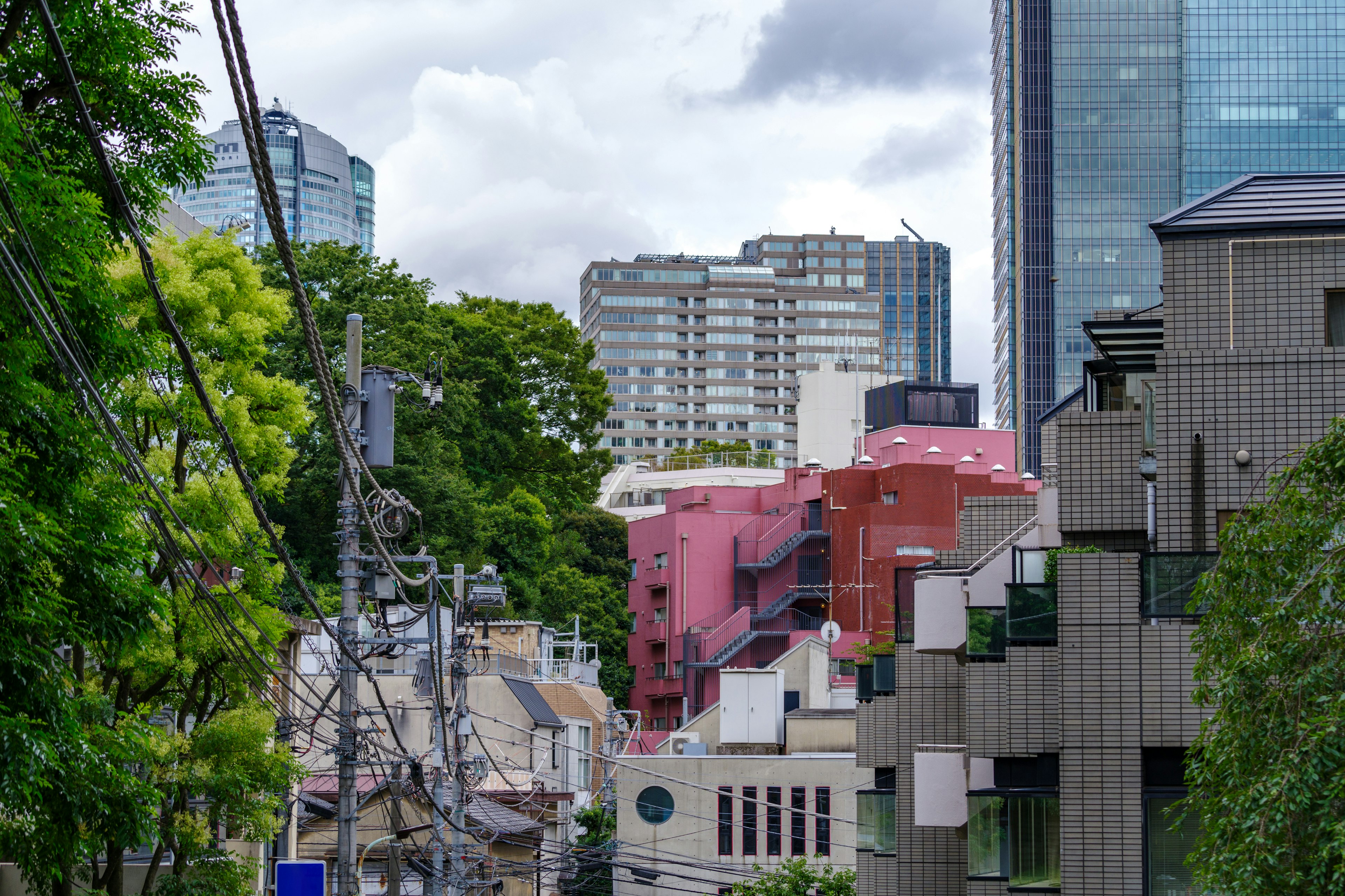 Cảnh quan đô thị Tokyo với các tòa nhà cao tầng và cây xanh