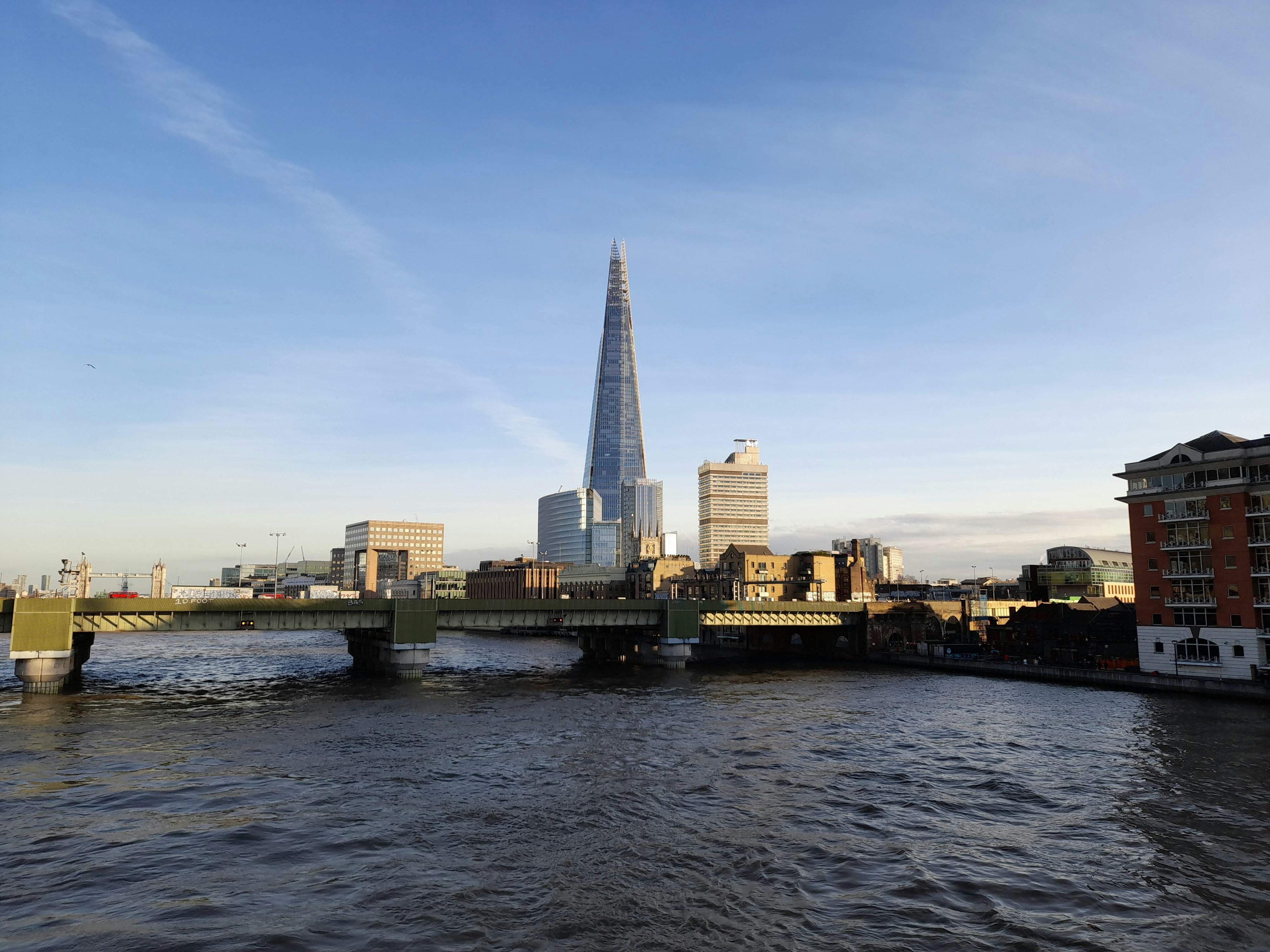 Cảnh The Shard và sông Thames ở London