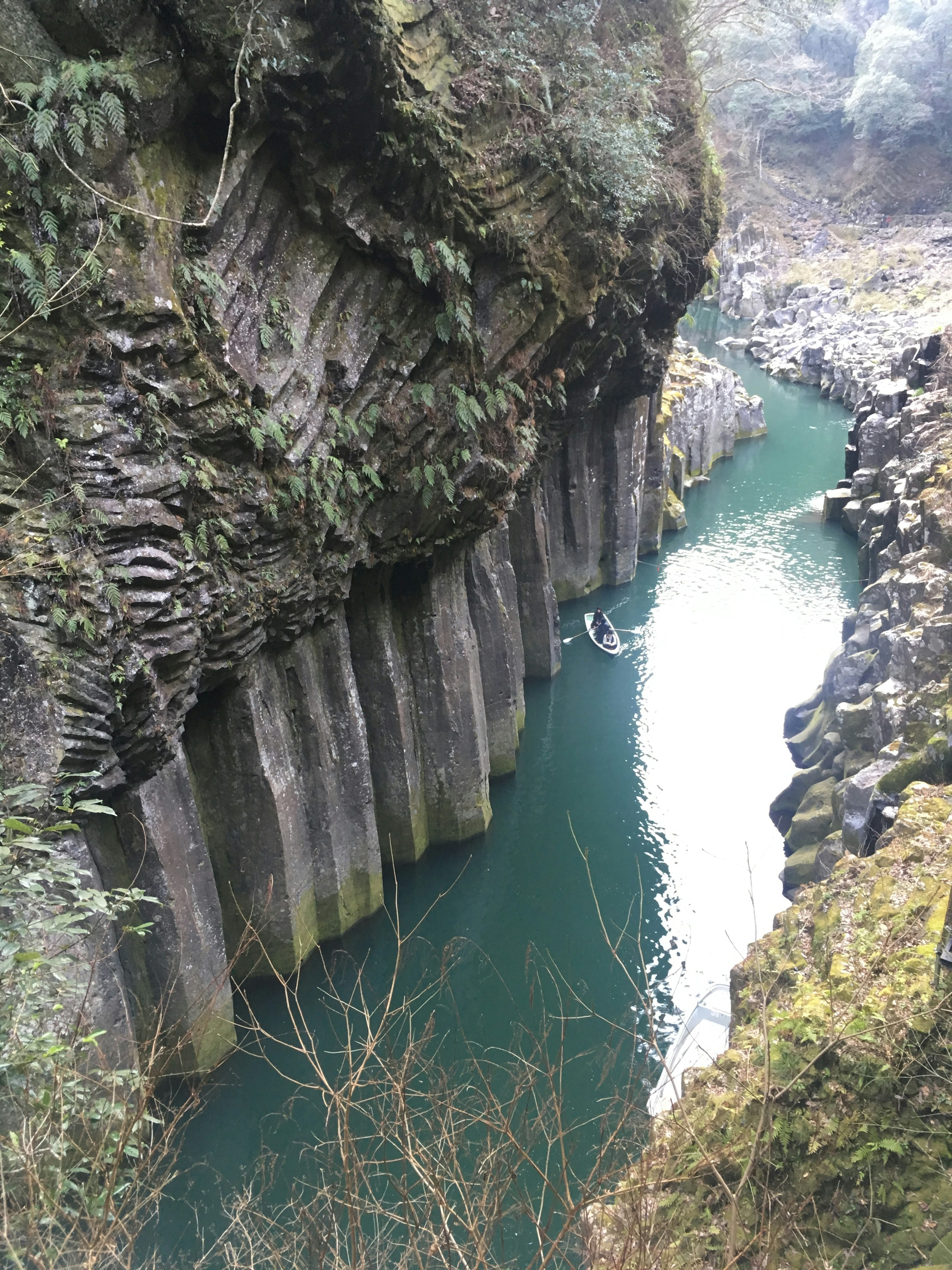 深い渓谷に流れる青緑の川とその周囲の岩壁