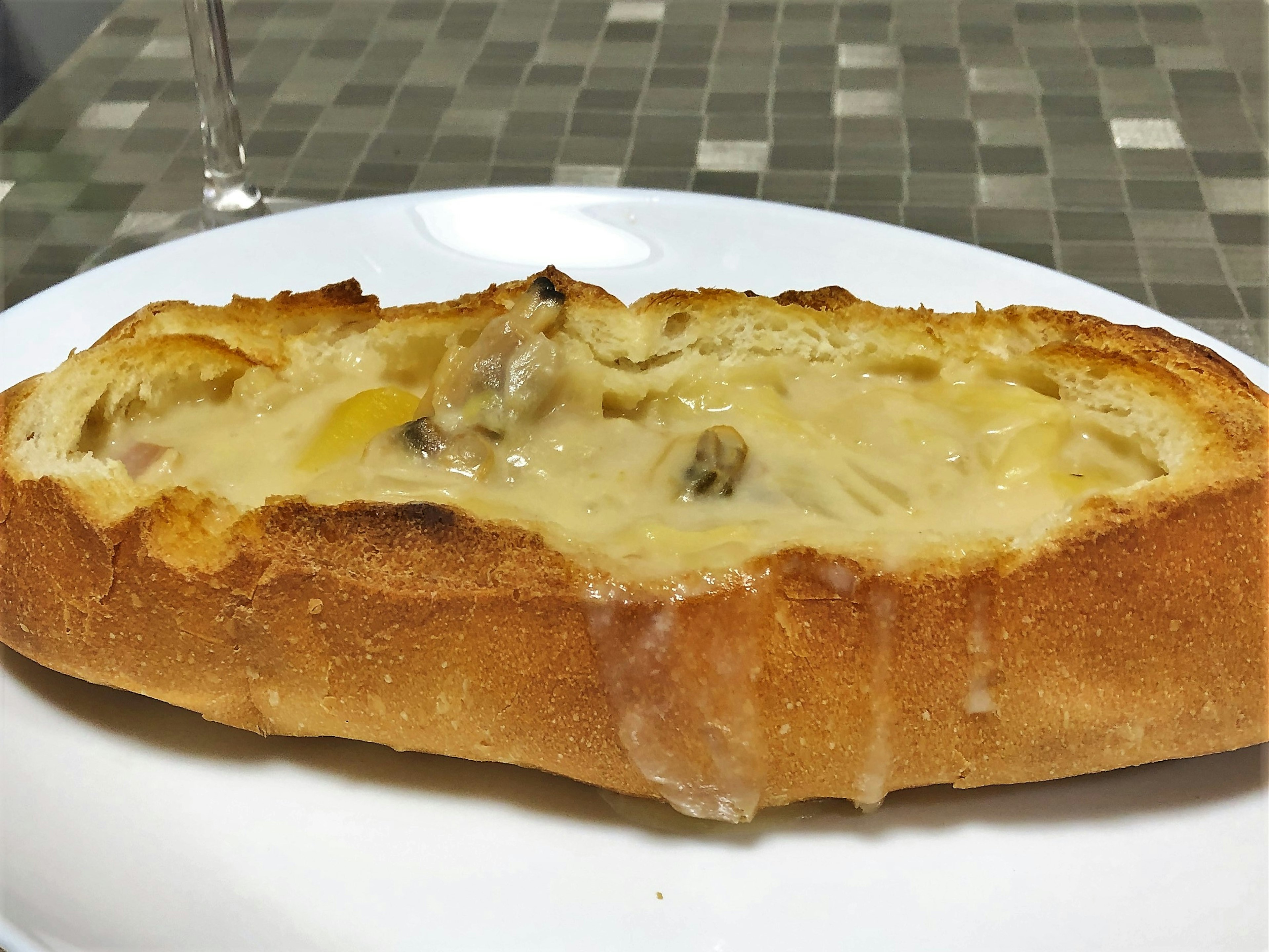 Pane cotto con formaggio fuso