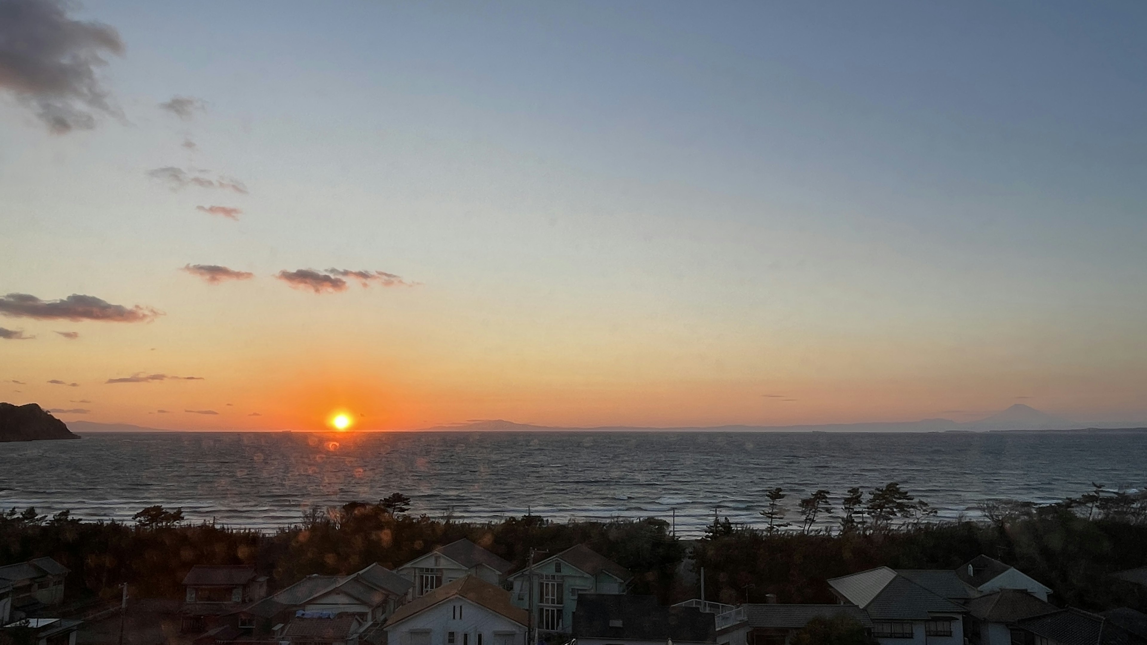 Tramonto sull'oceano con onde leggere