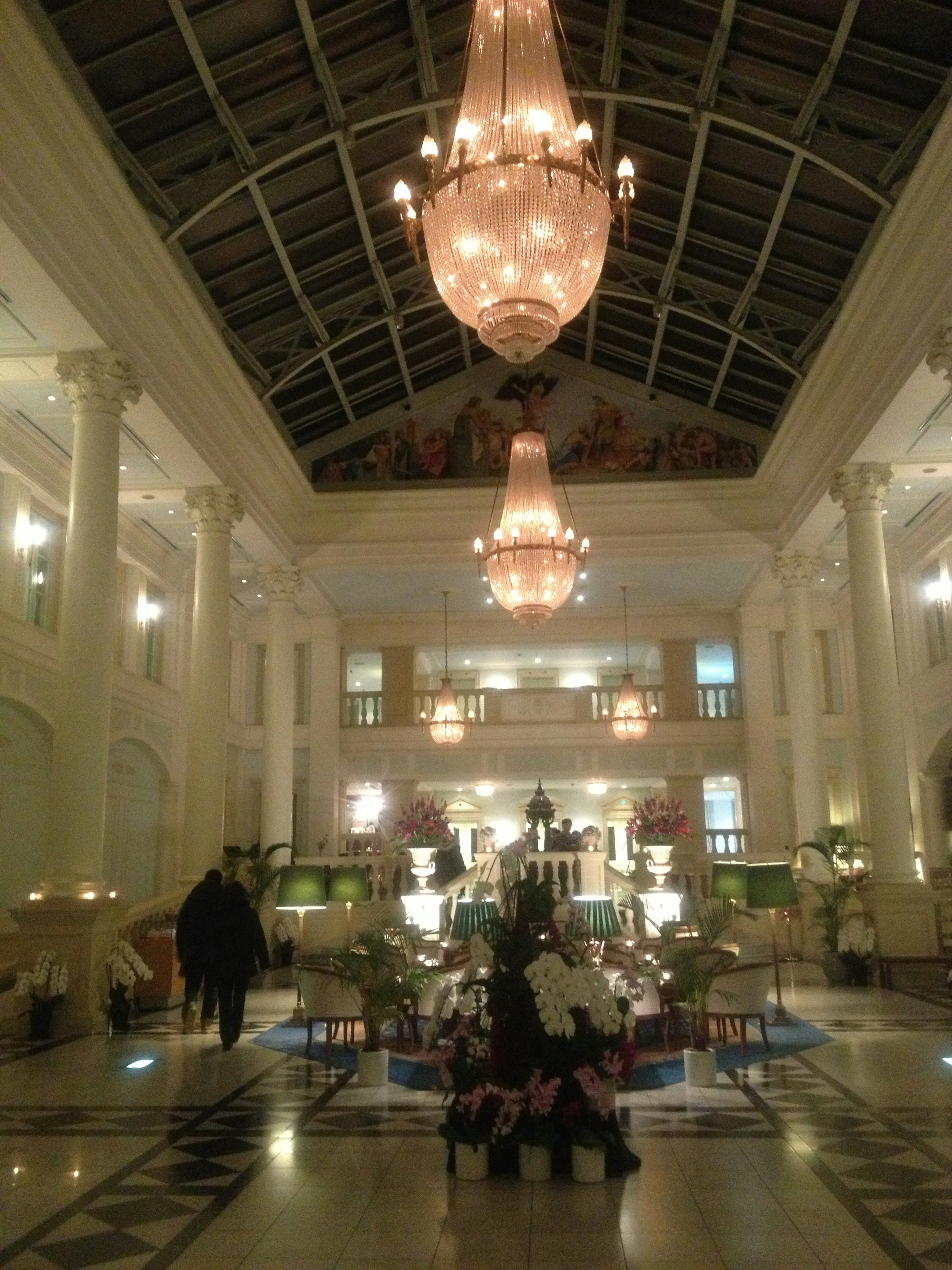 Interno di lobby lussuoso con lampadari e soffitto alto