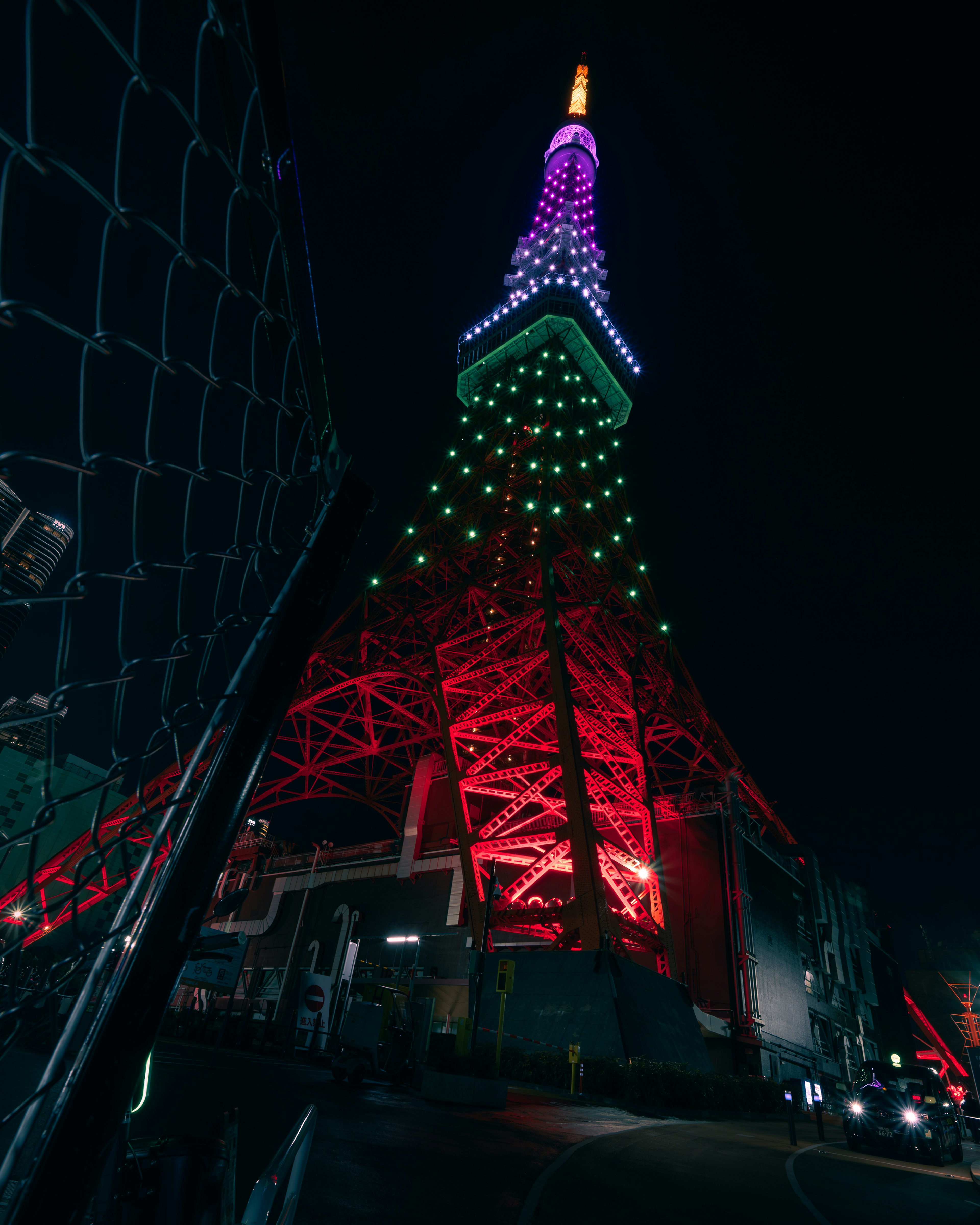 東京タワーの夜景、色とりどりのライトアップ、赤と緑の光、観光スポット