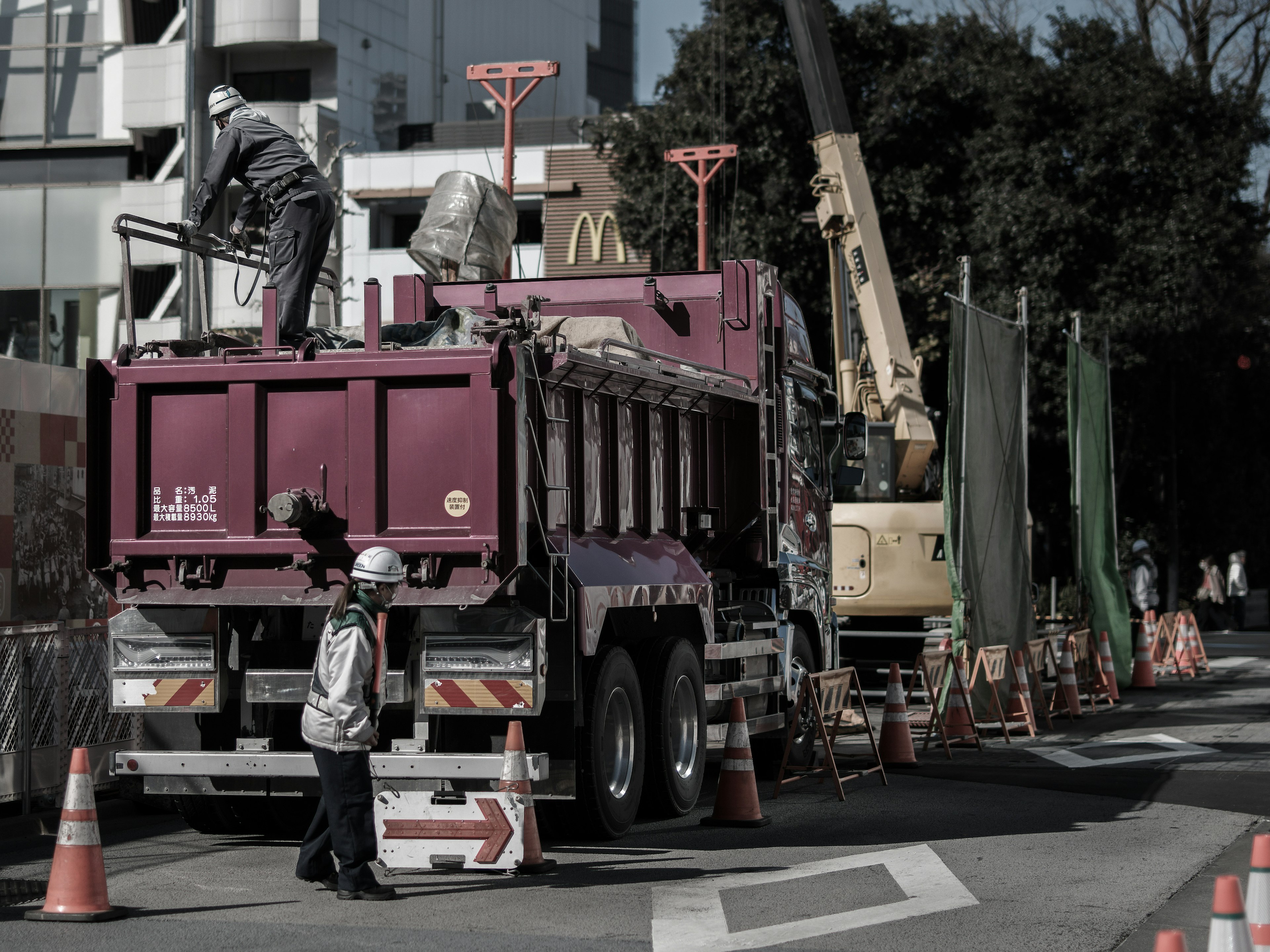 建築工地上的卡車和工人們