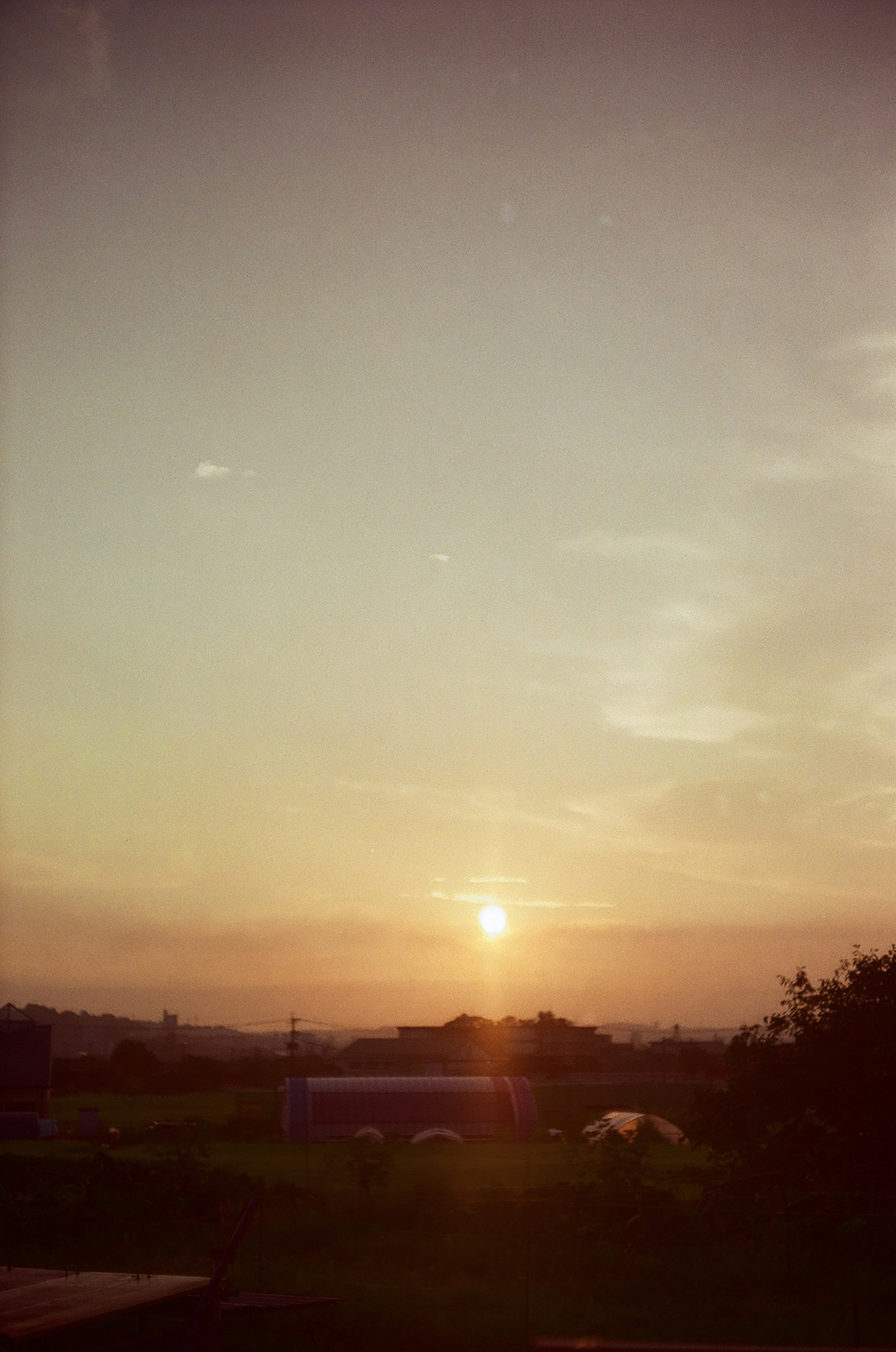 夕日が沈む田舎の風景 空に広がる柔らかな雲