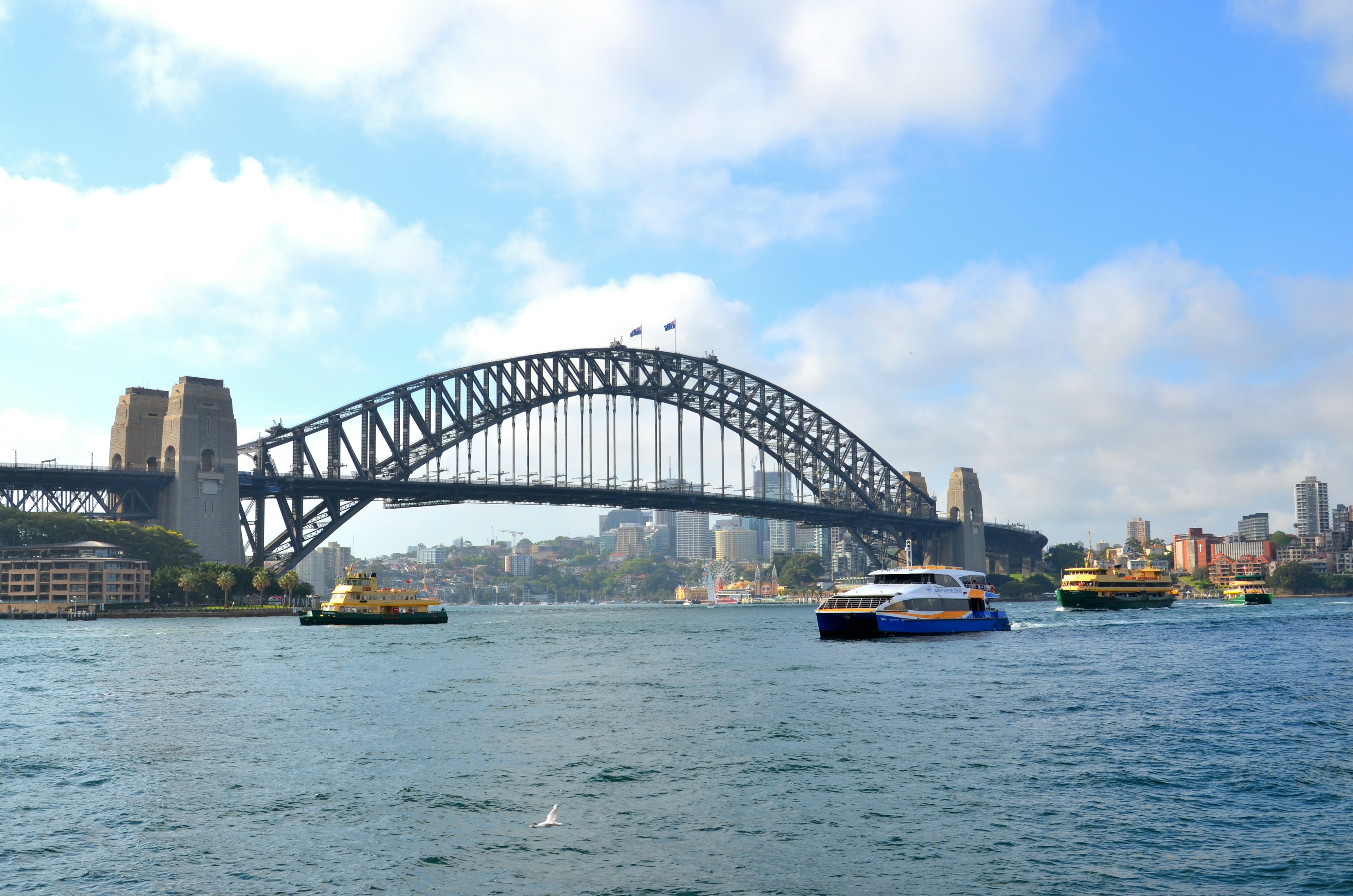 Jembatan Pelabuhan Sydney dengan perahu di atas air