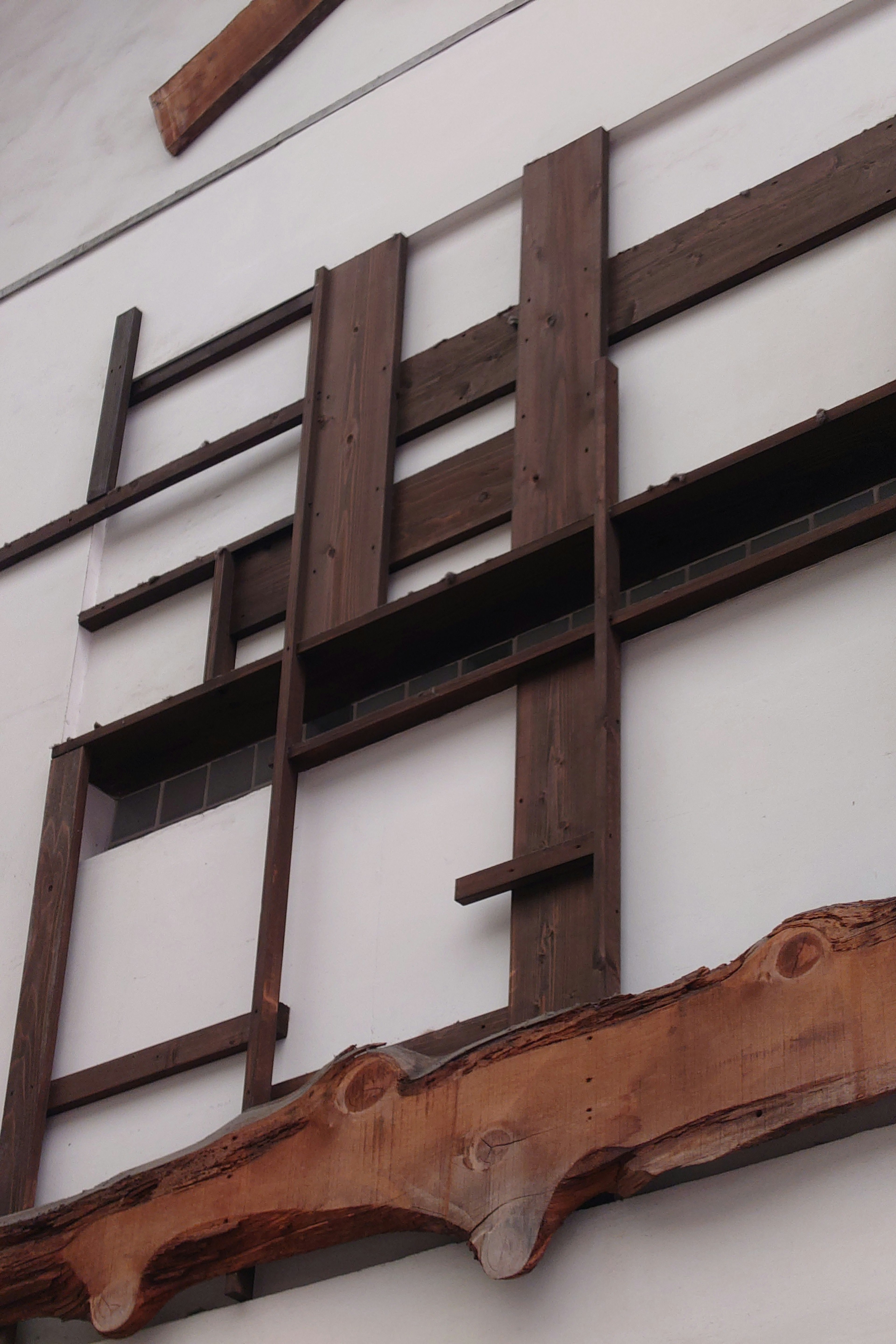 Structure en bois montée sur un mur comme œuvre d'art