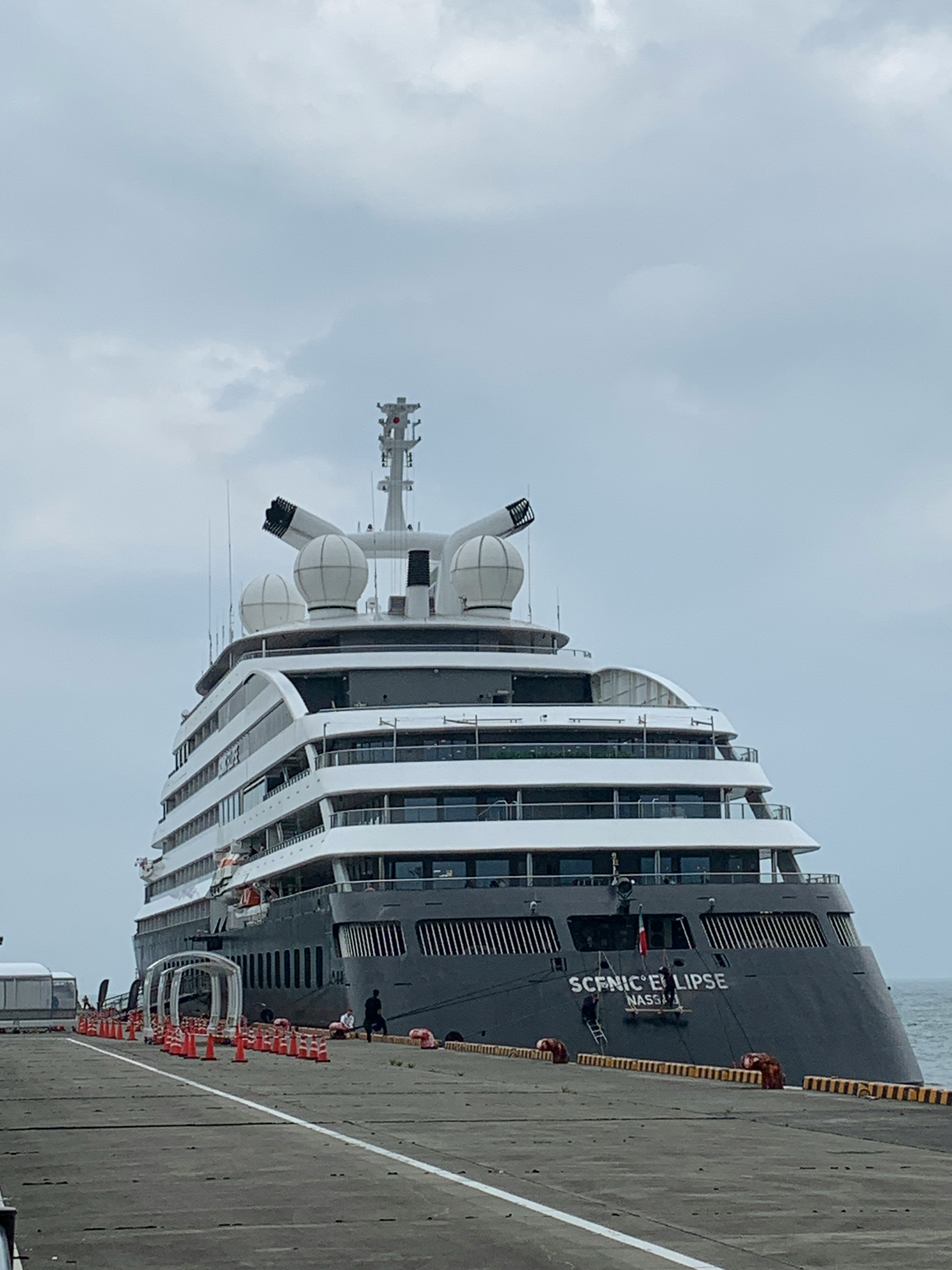 Nave da crociera di lusso ormeggiata nel porto con cielo nuvoloso