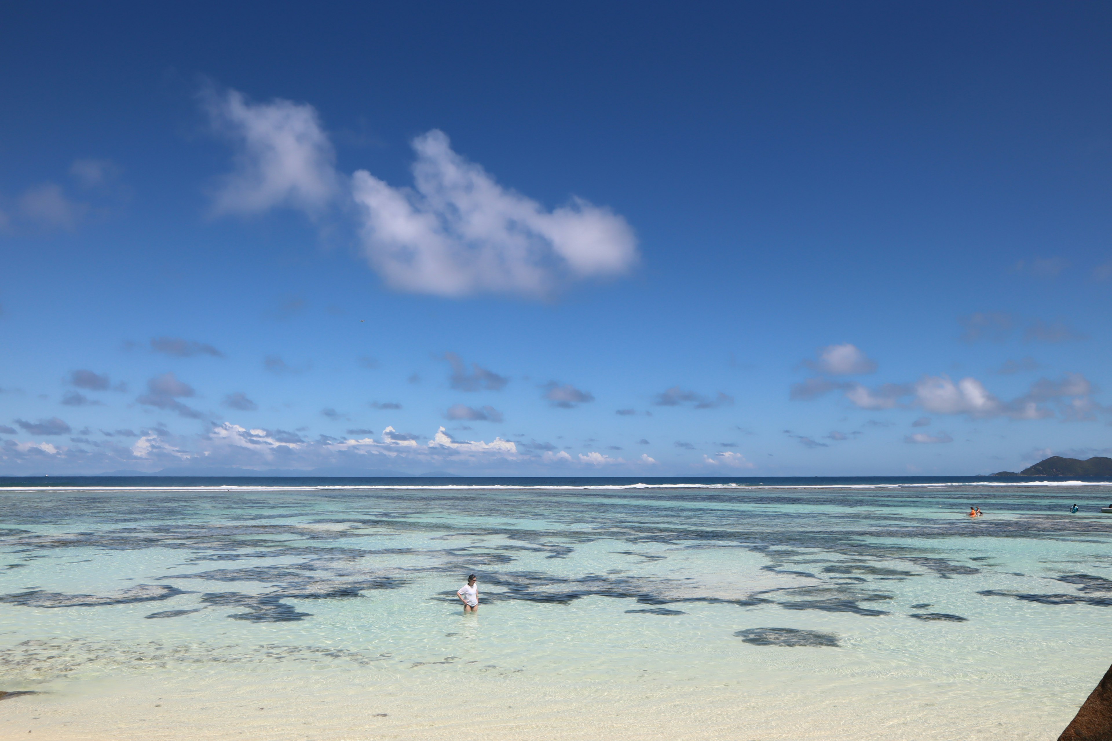 Hermosa escena de playa con océano azul y arena blanca