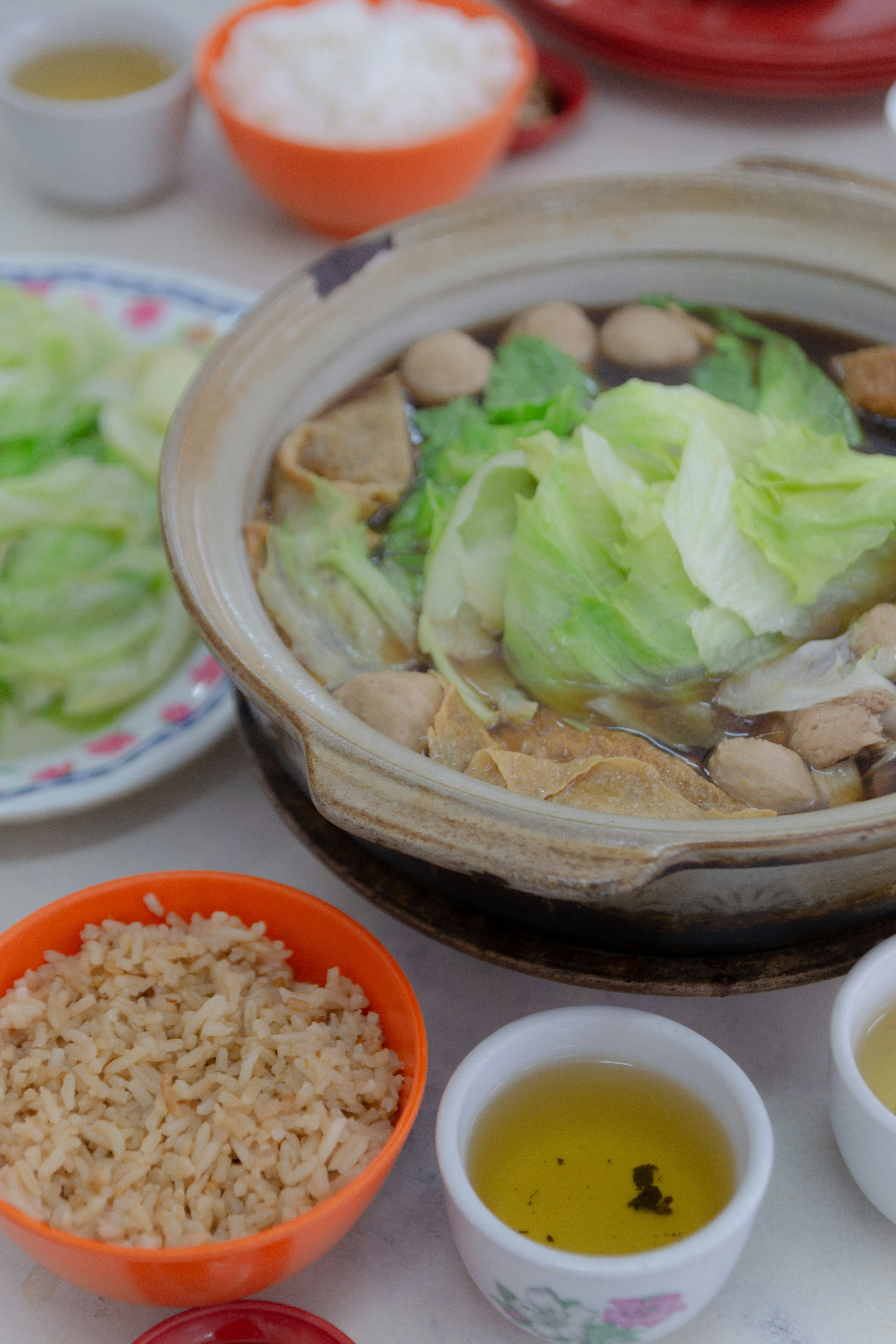 Un plato de hot pot con repollo y albóndigas en un caldo humeante