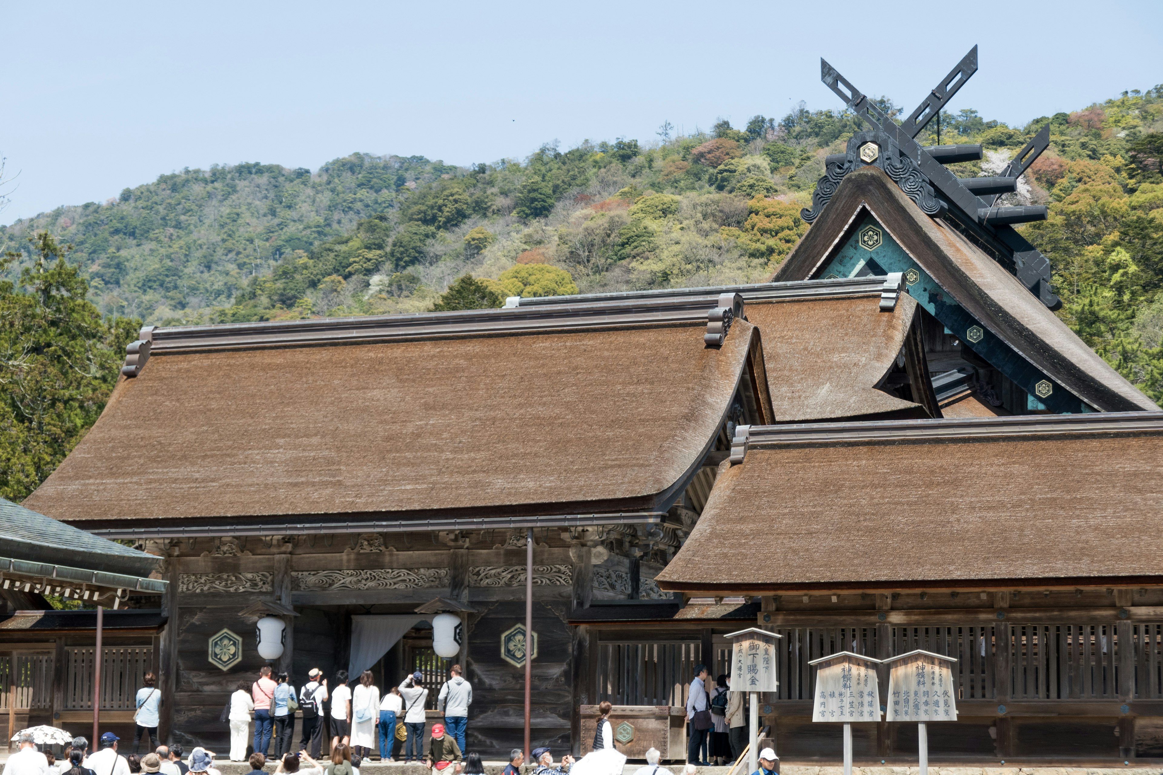 Arsitektur kuil Jepang tradisional dengan pengunjung