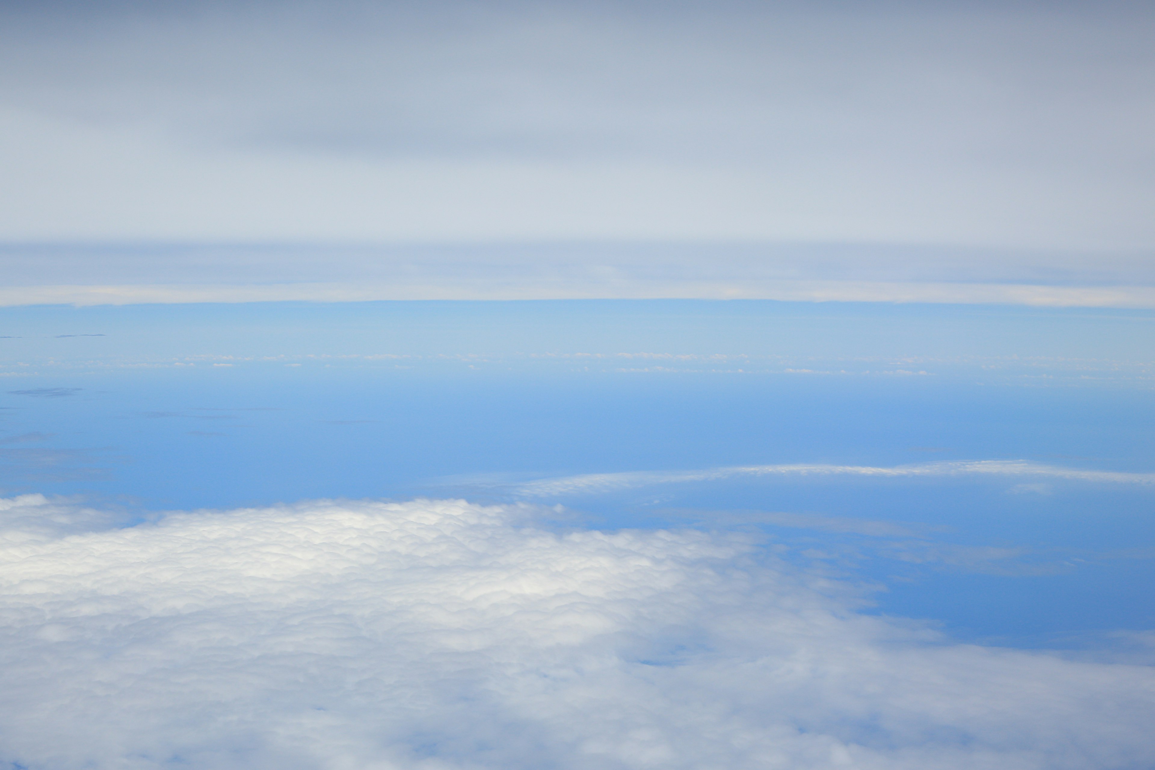 Pemandangan panorama langit biru dan awan