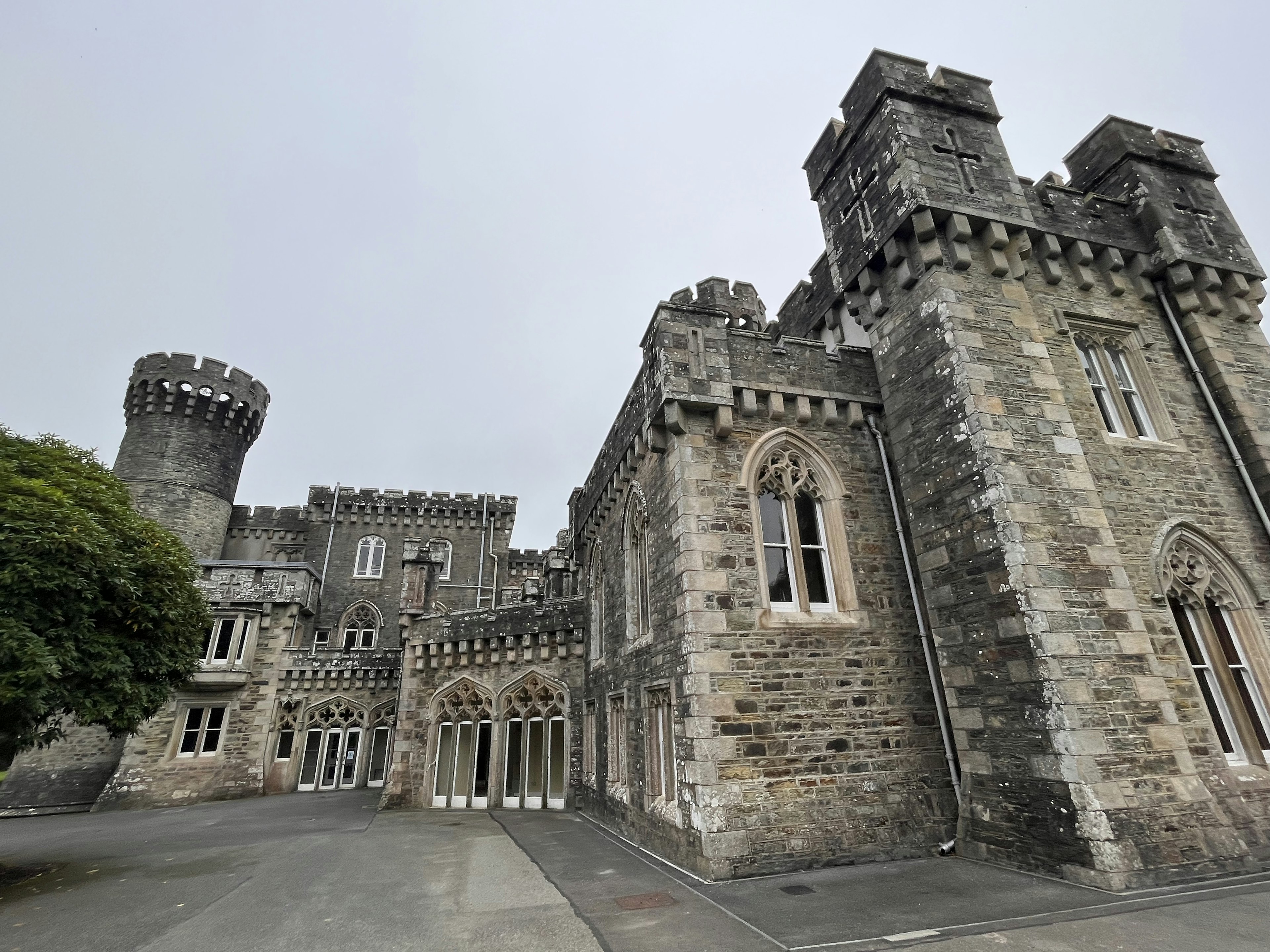 Extérieur en pierre d'un château avec des tours et une architecture complexe