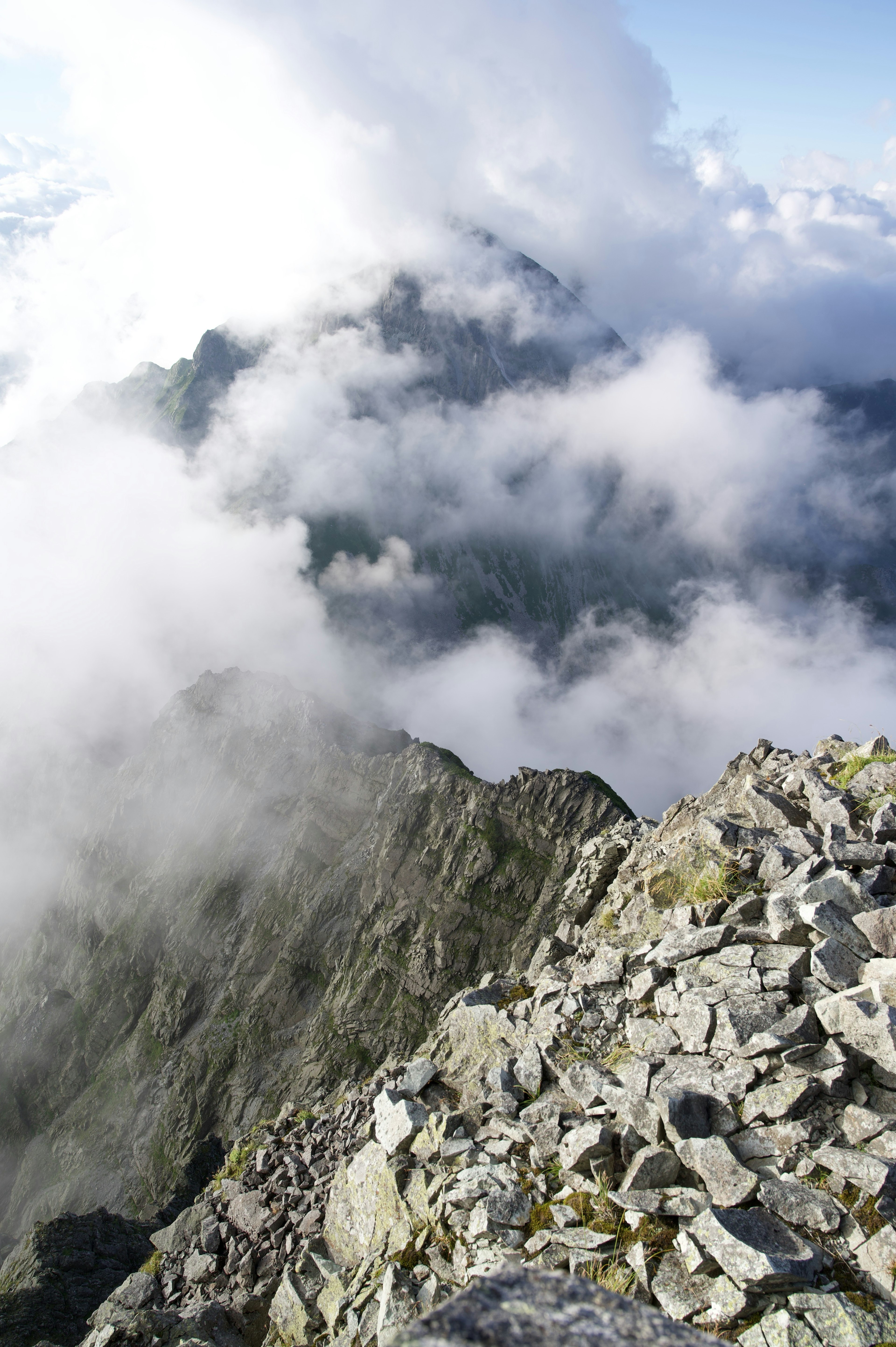 Vista dalla cima della montagna circondata da nuvole