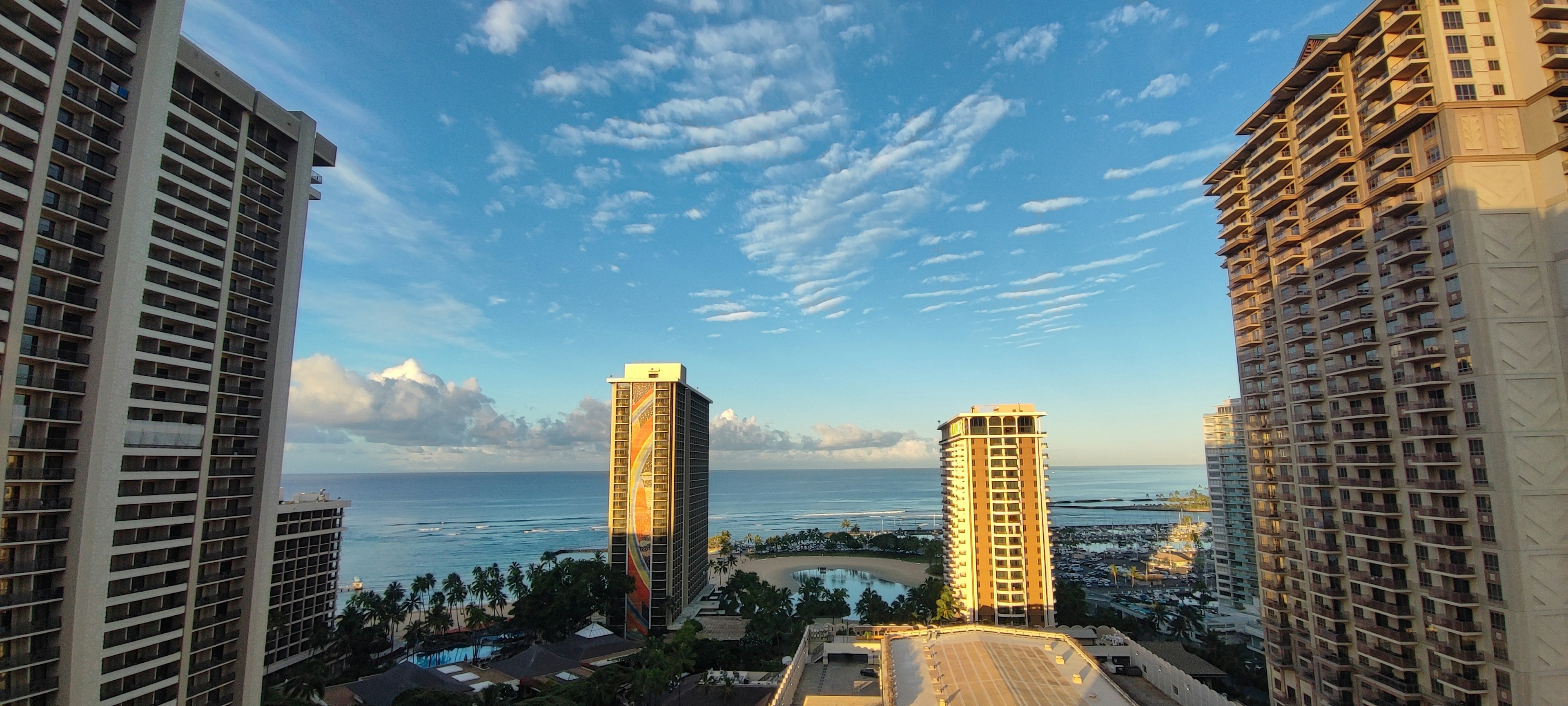 Vue panoramique de gratte-ciels et de l'océan sous un ciel bleu avec des nuages