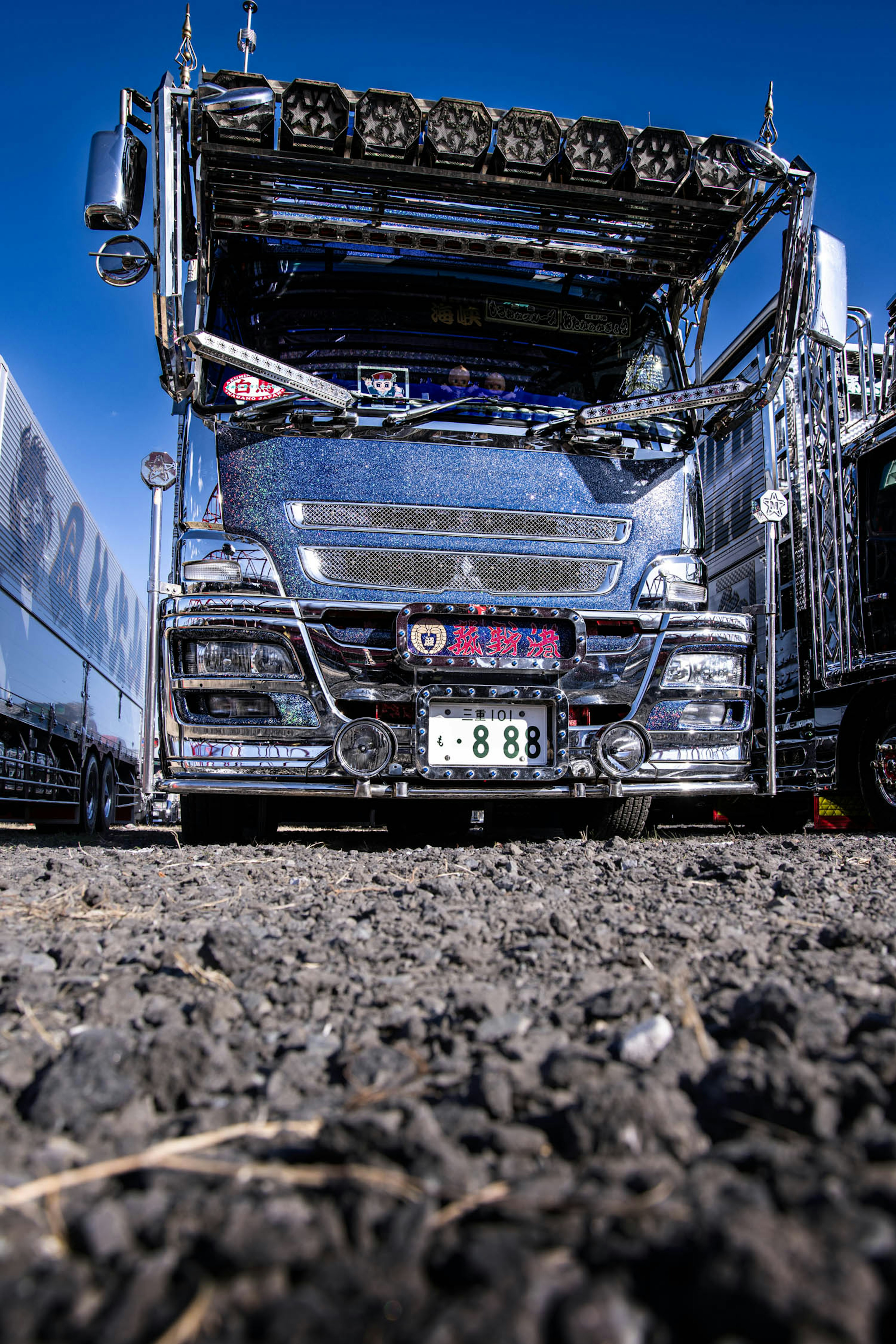 Fronte di un camion lucido catturato da un'angolazione bassa che mostra dettagli intricati