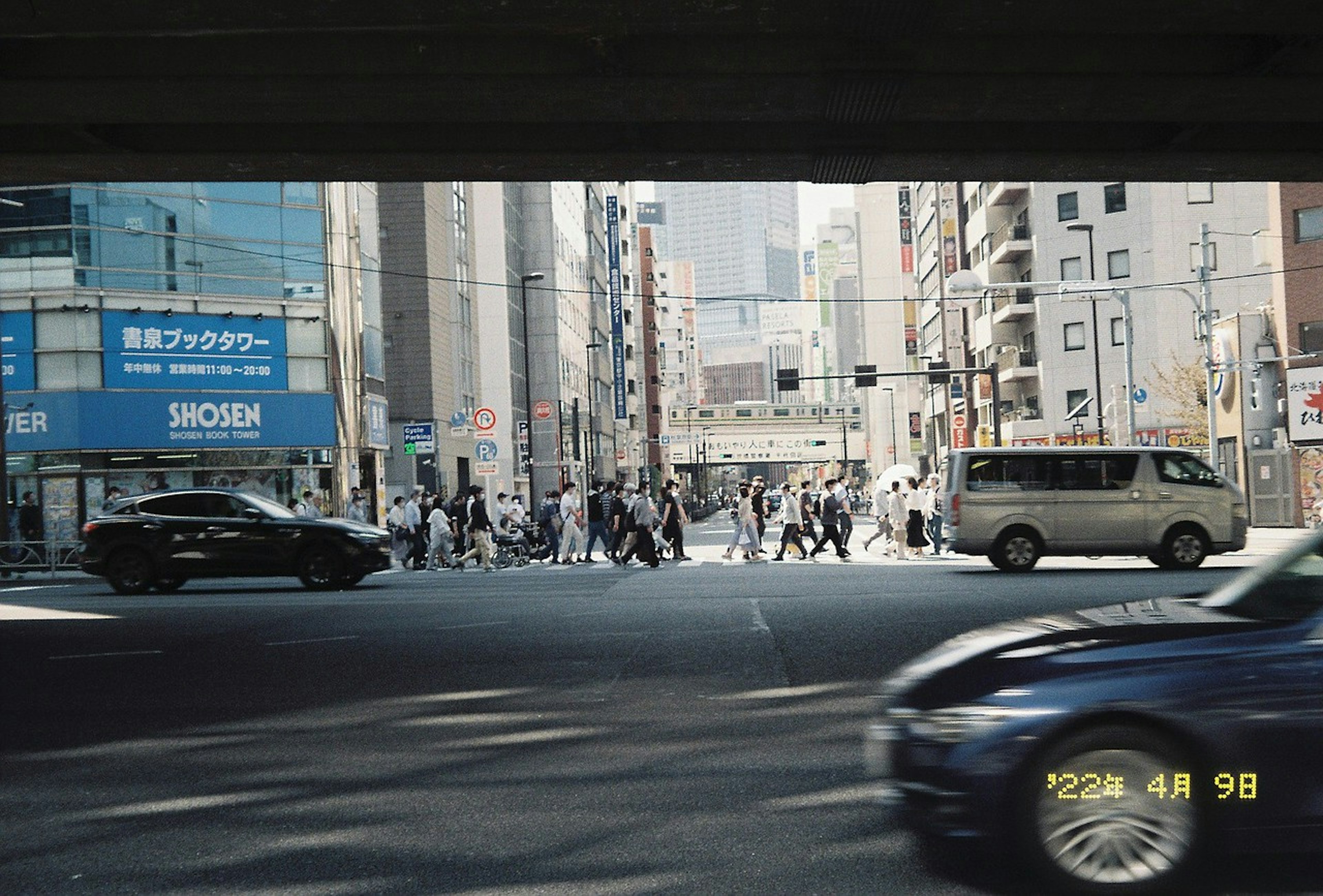 Intersección urbana con peatones y vehículos en movimiento