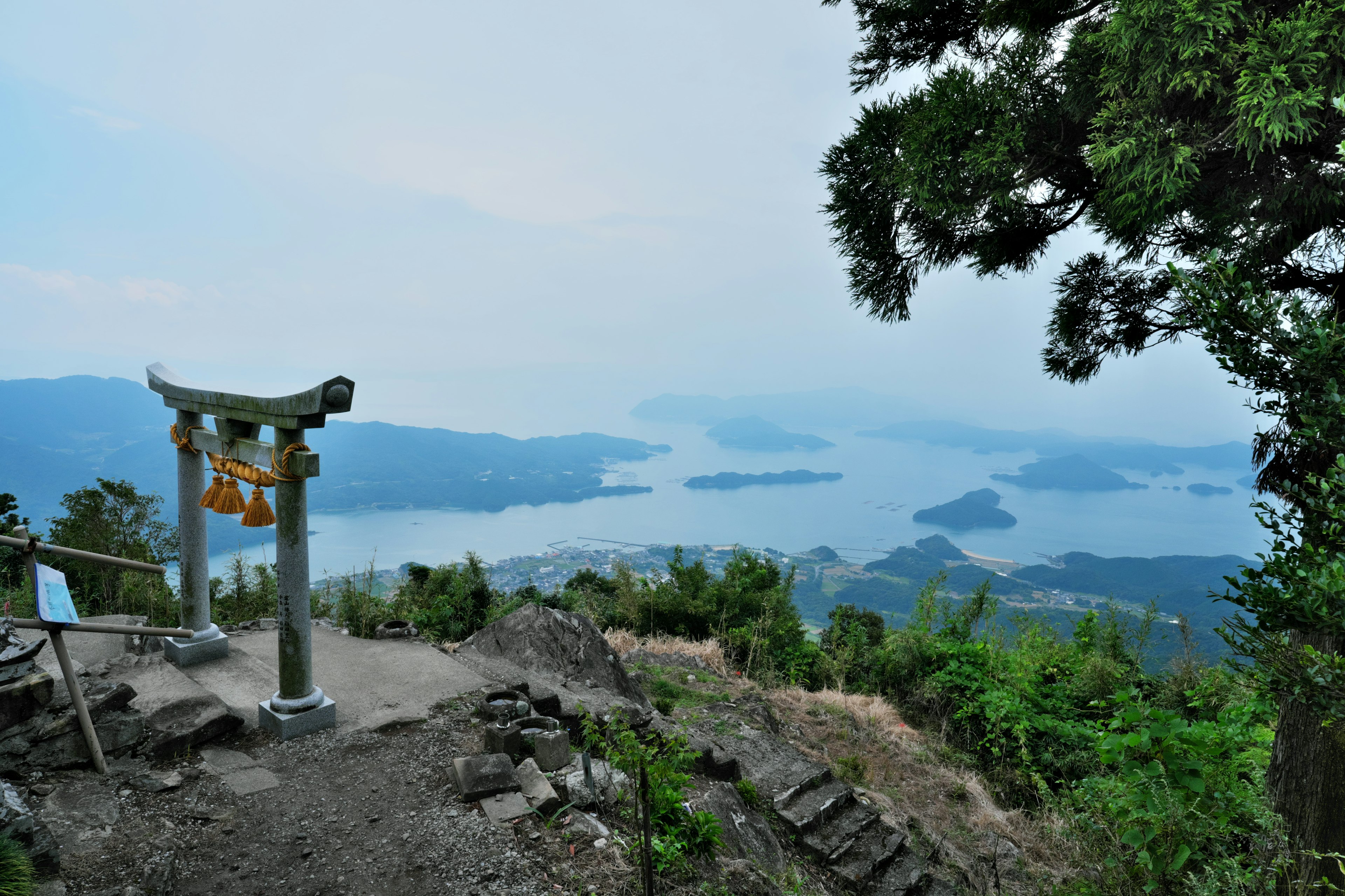 Malersicher Blick von einem Berg über einen See mit einem Torii