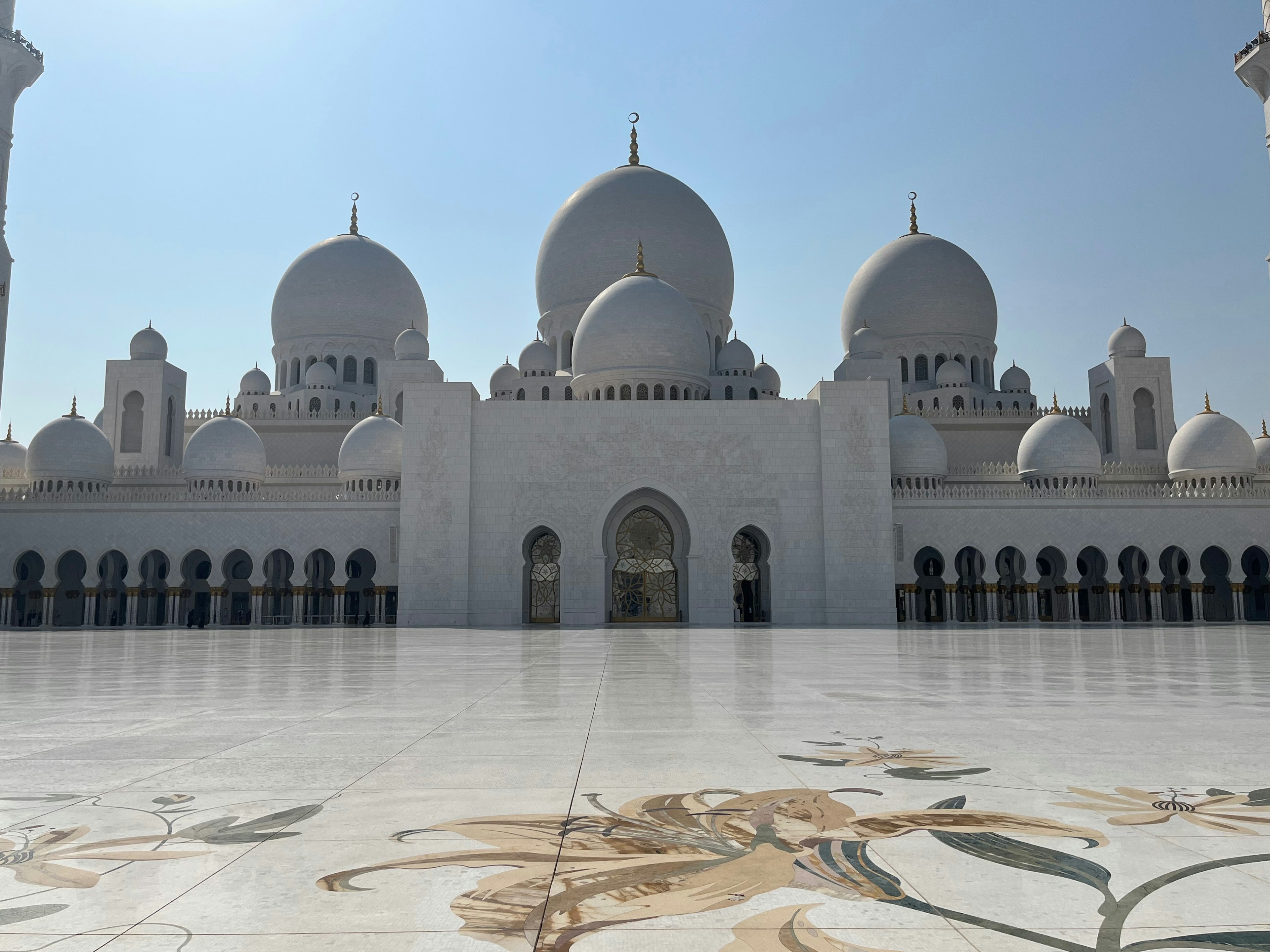 Exteriores impresionantes de la mezquita Sheikh Zayed con un amplio patio de mármol