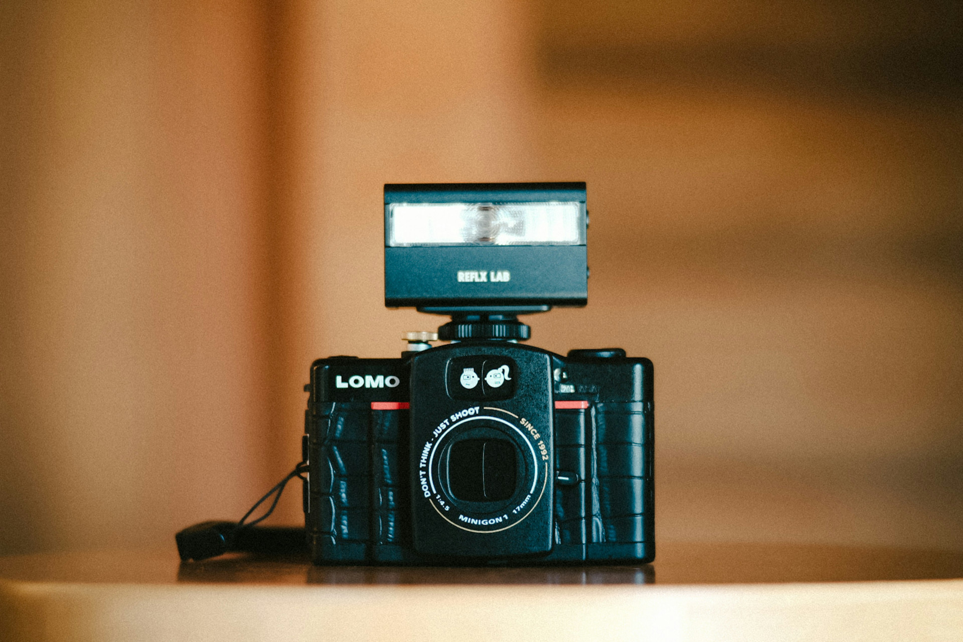 Retro-Lomography-Kamera mit Blitz auf einem Tisch