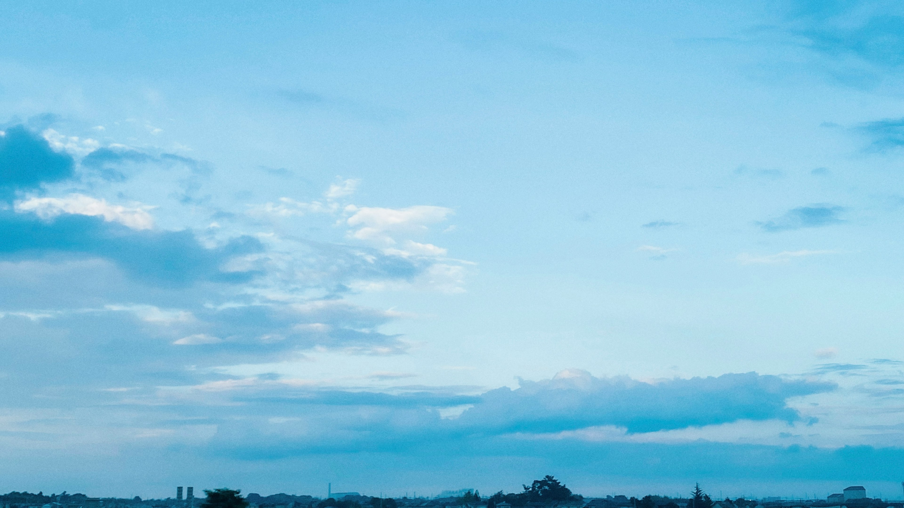 青空と雲が広がる風景