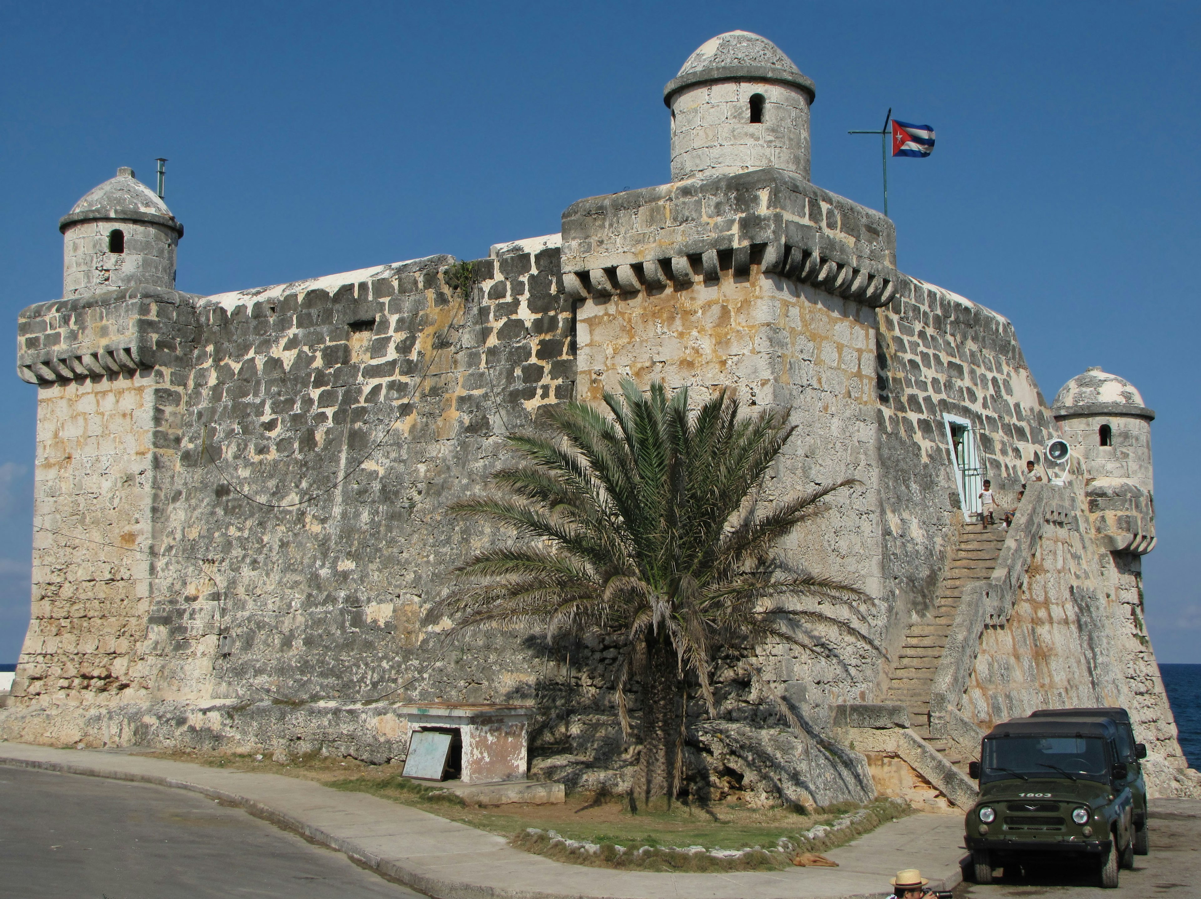 Fortaleza de piedra histórica bajo un cielo azul claro