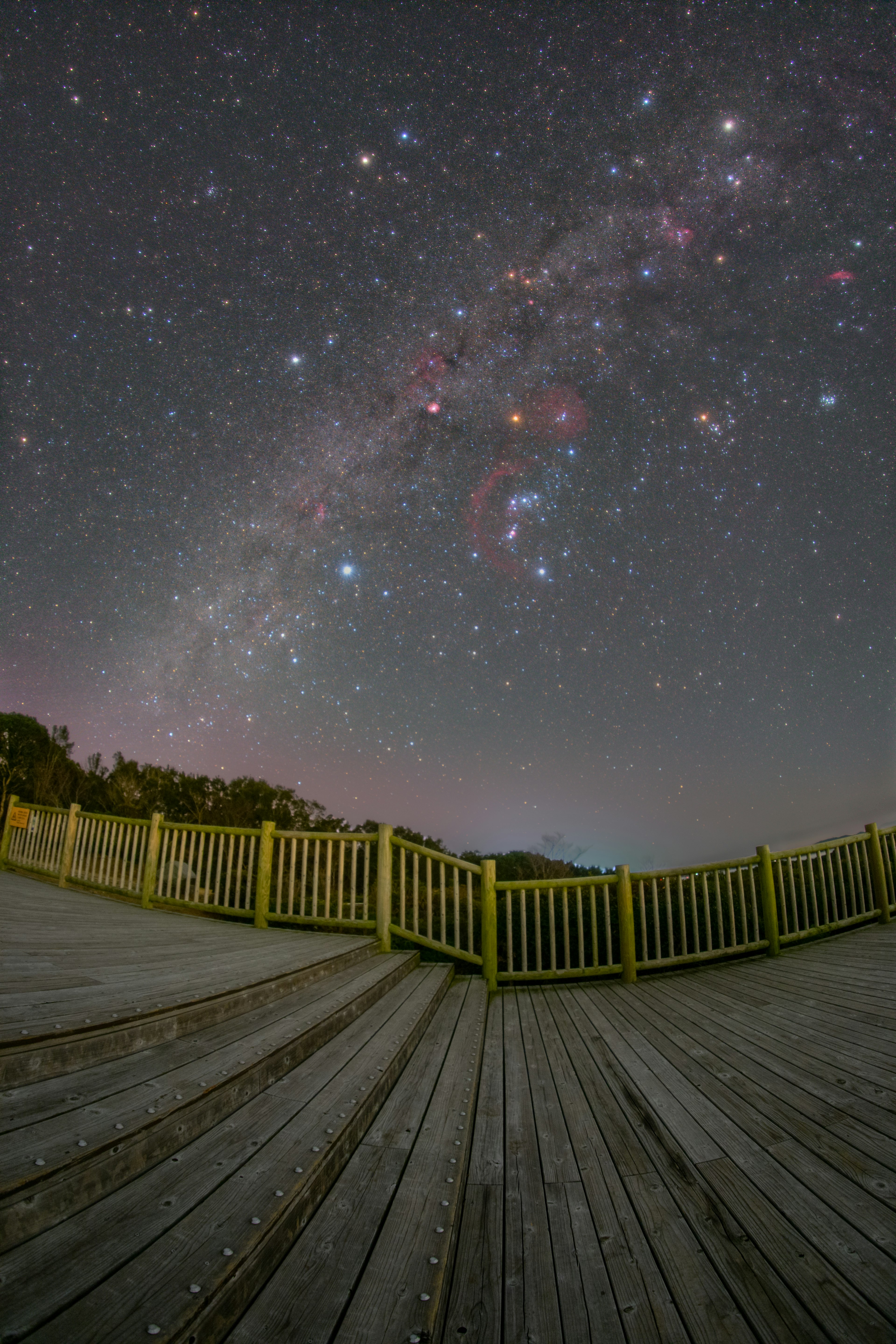 星空の下にある木製のデッキの風景 銀河と星々が見える