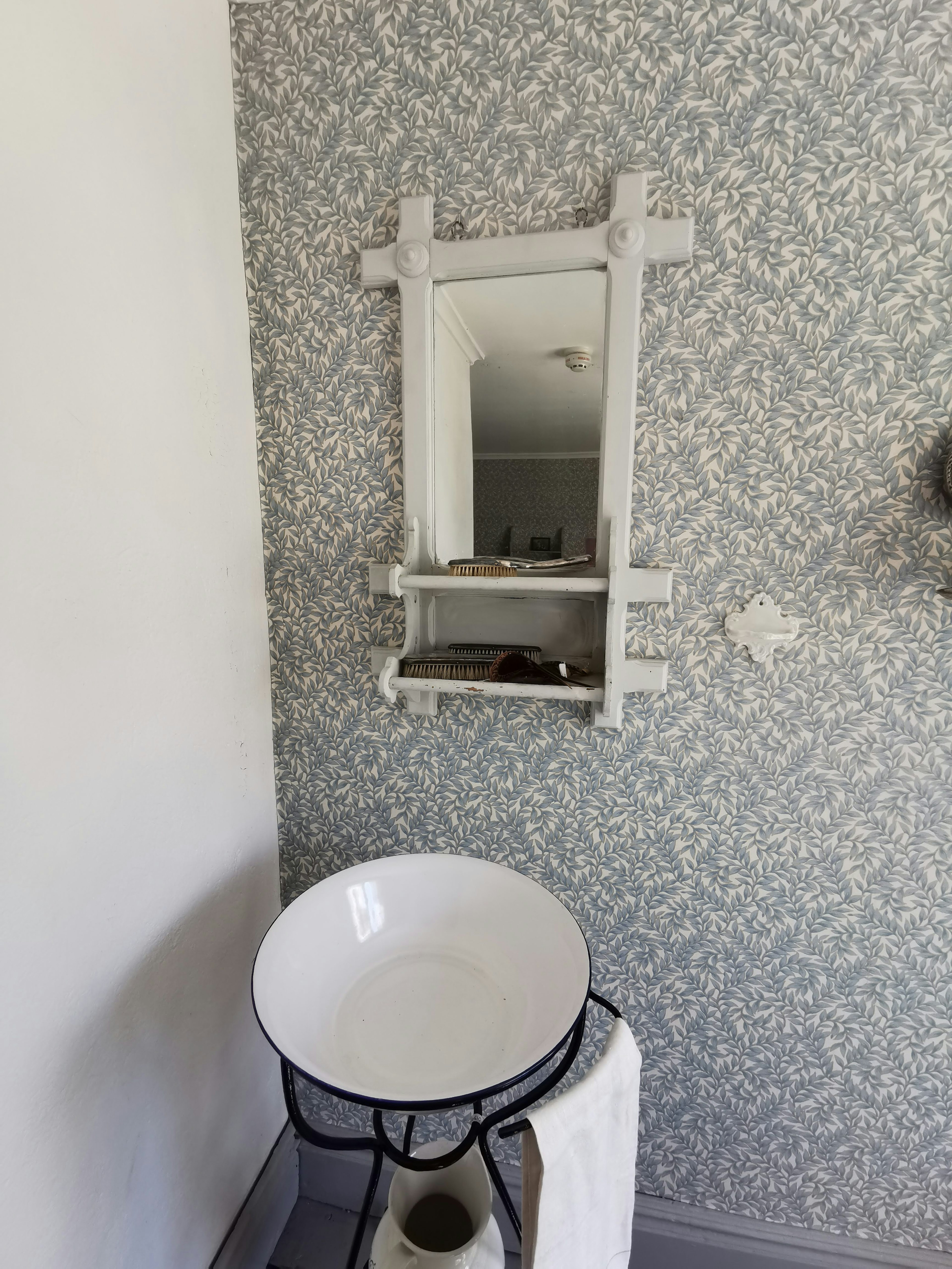 Angolo di bagno elegante con un lavabo bianco e uno specchio