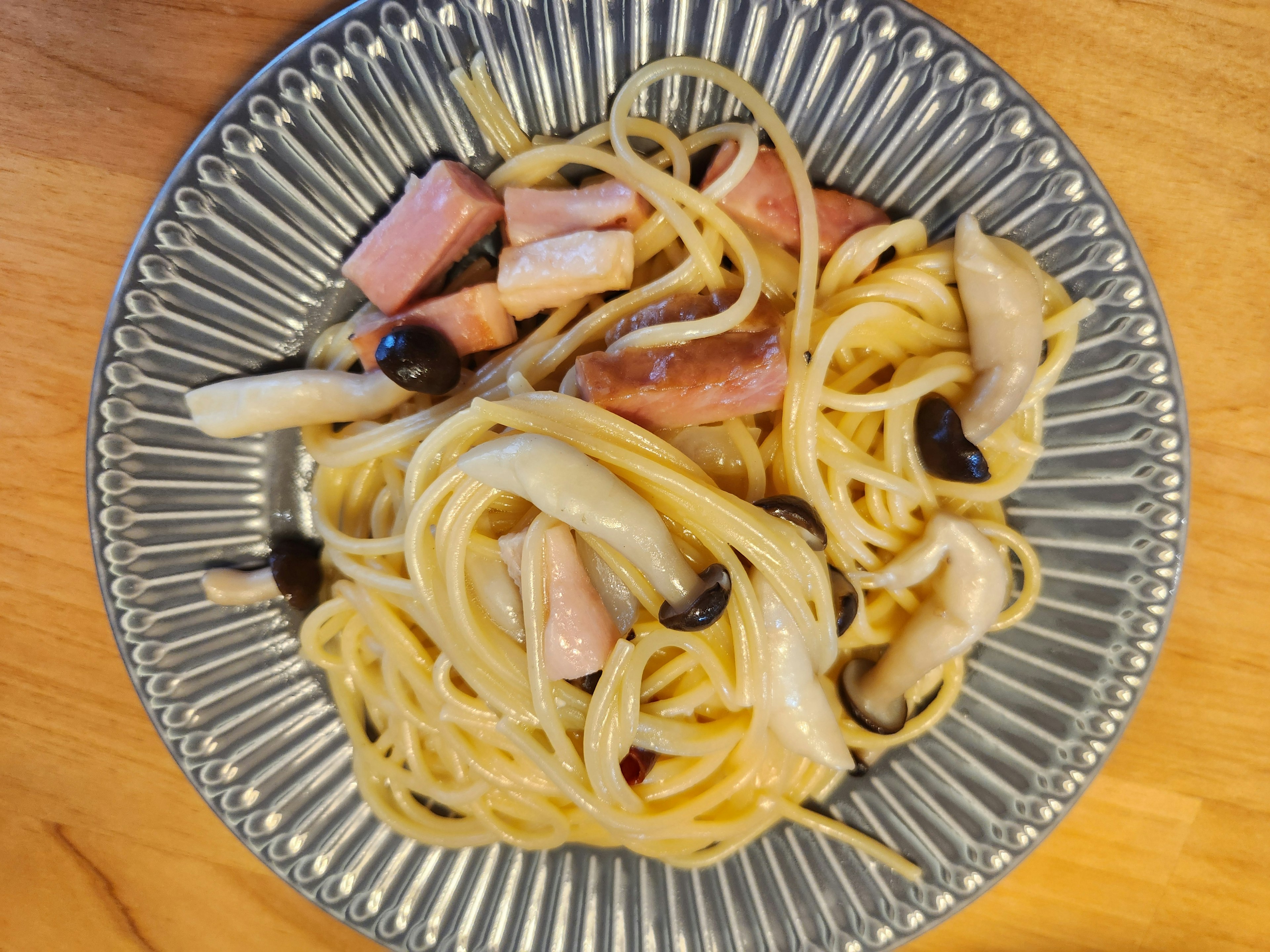 Plato de espagueti con frijoles negros y jamón