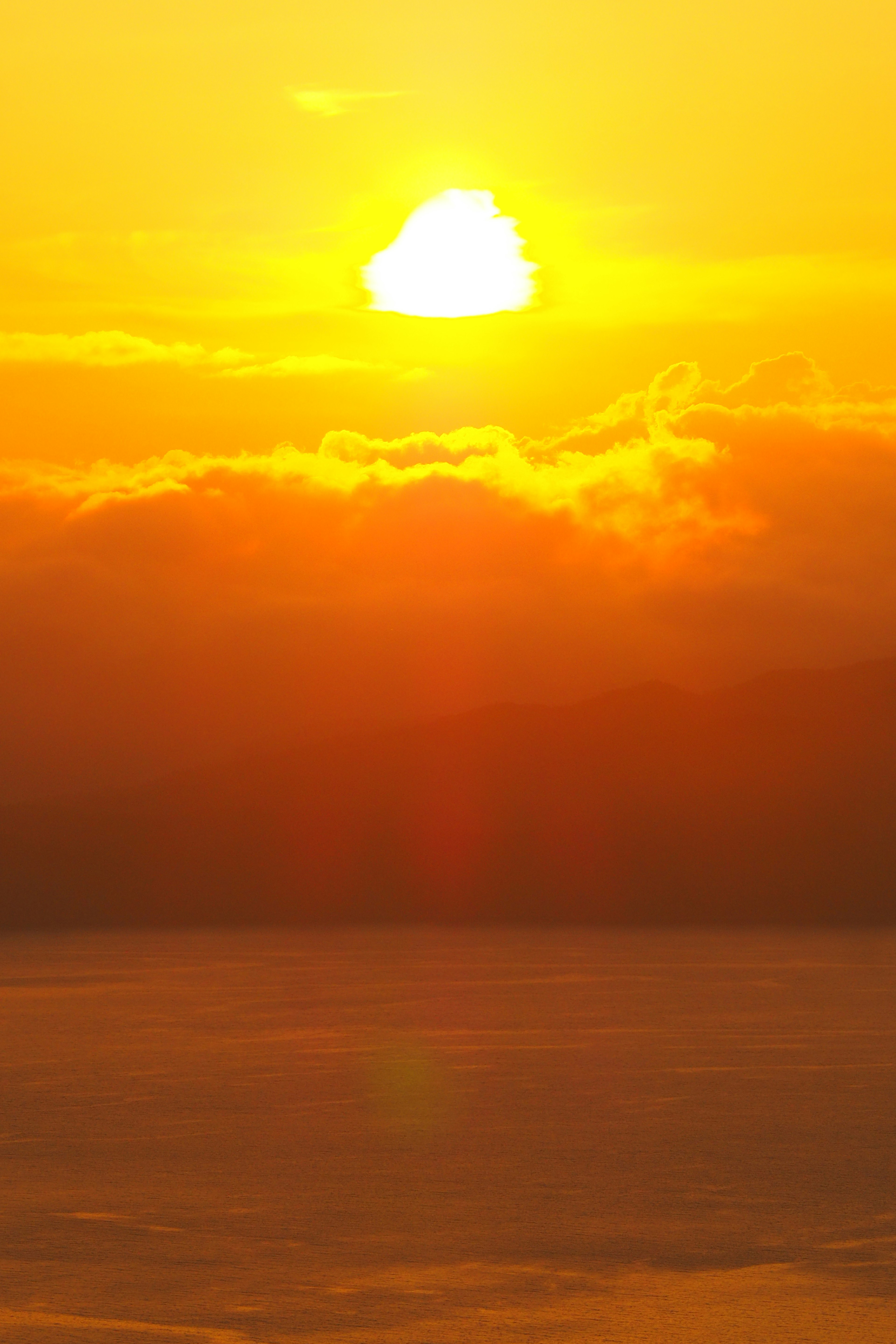 Bellissimo tramonto che brilla sopra le nuvole