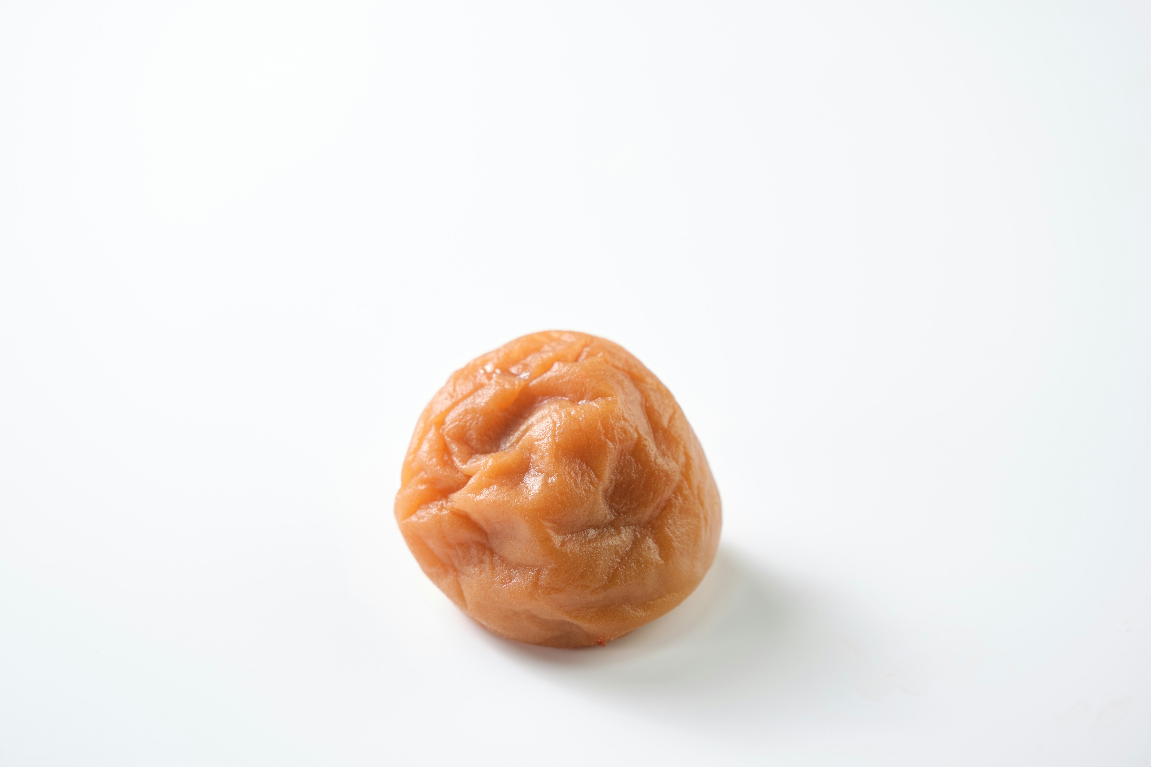 Umeboshi bulat di atas latar belakang putih