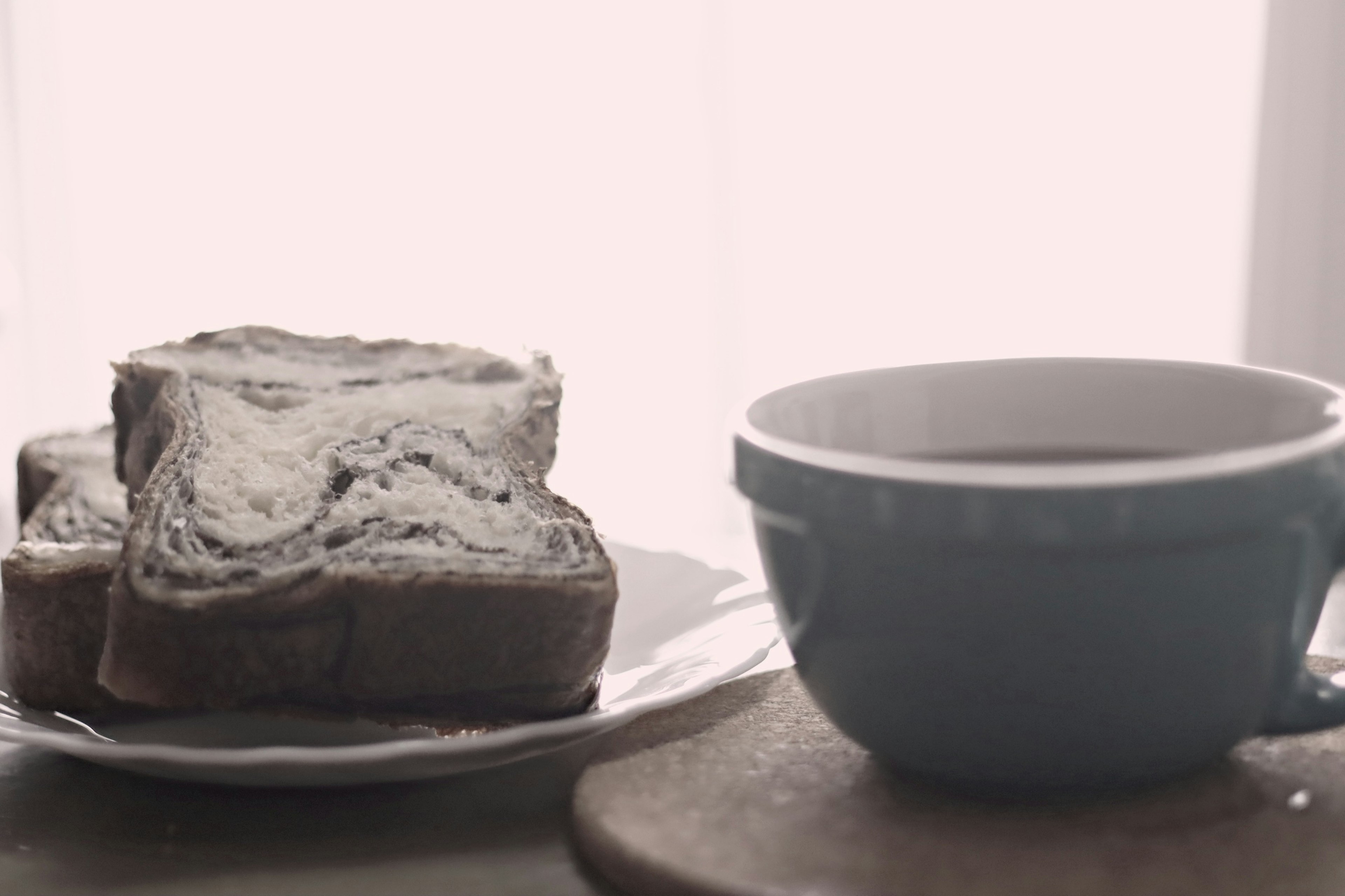 Meja sarapan tenang dengan roti bakar dan kopi