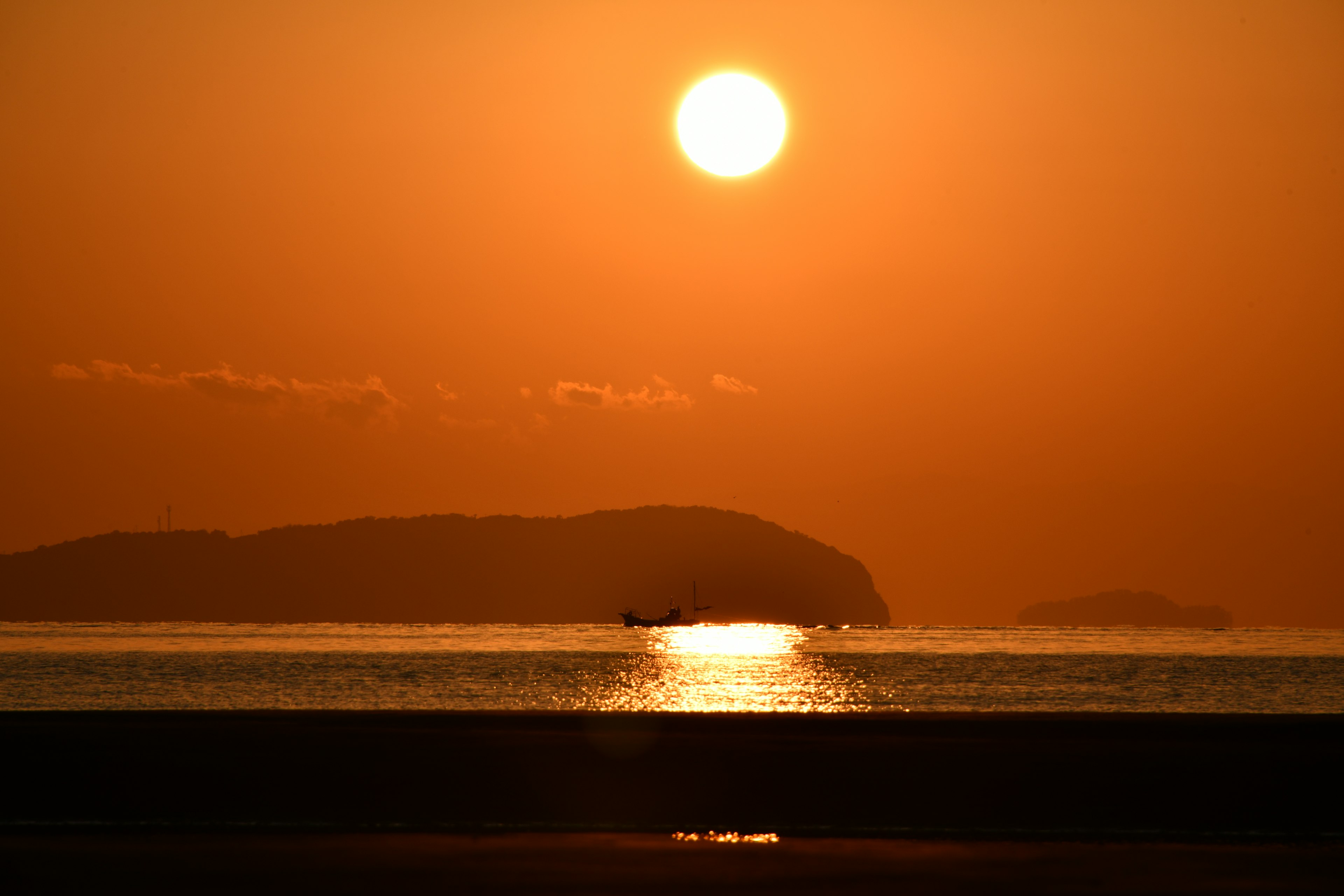 Coucher de soleil sur l'océan avec silhouettes d'îles