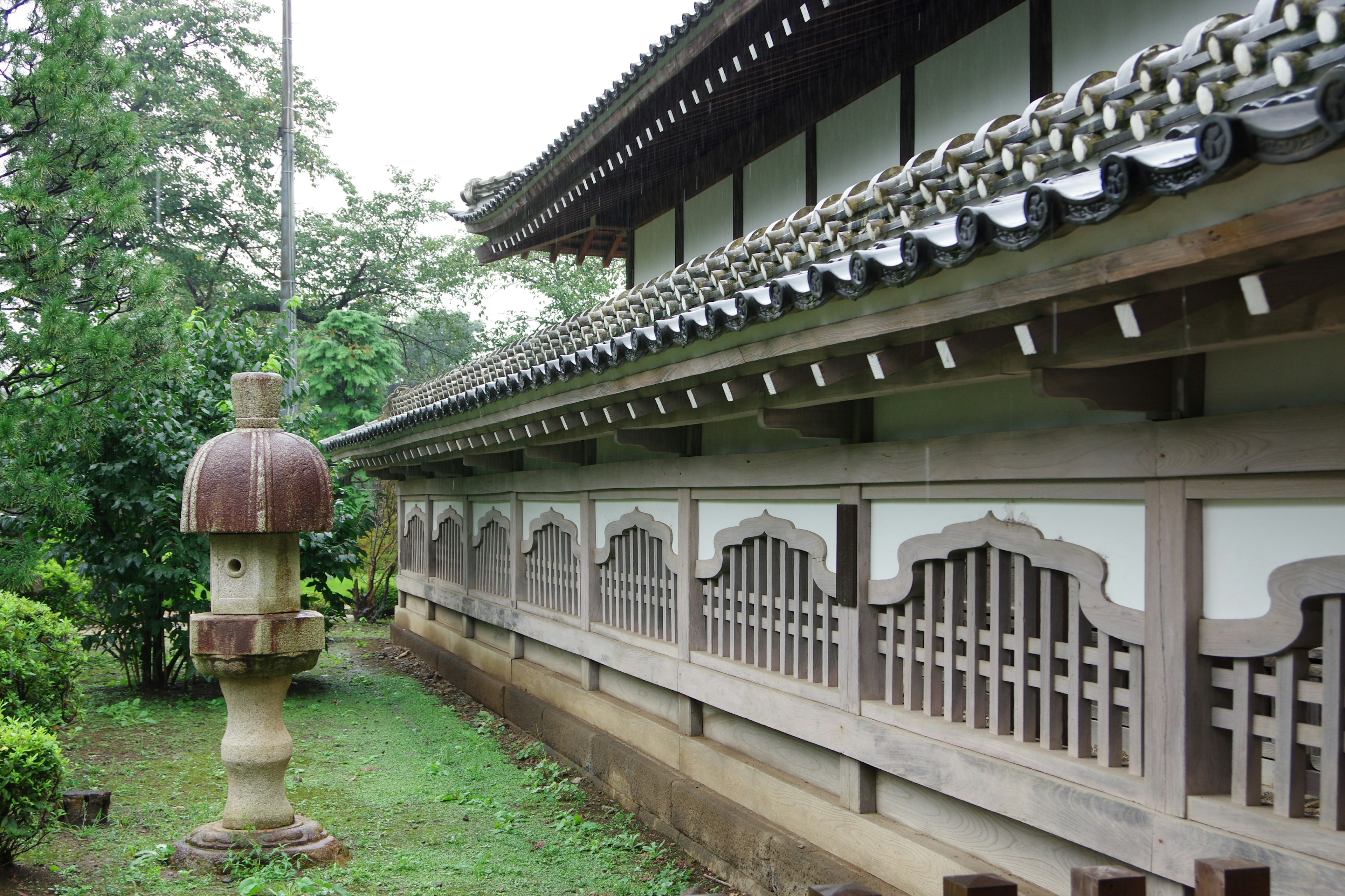 Arsitektur Jepang dengan lentera batu di taman