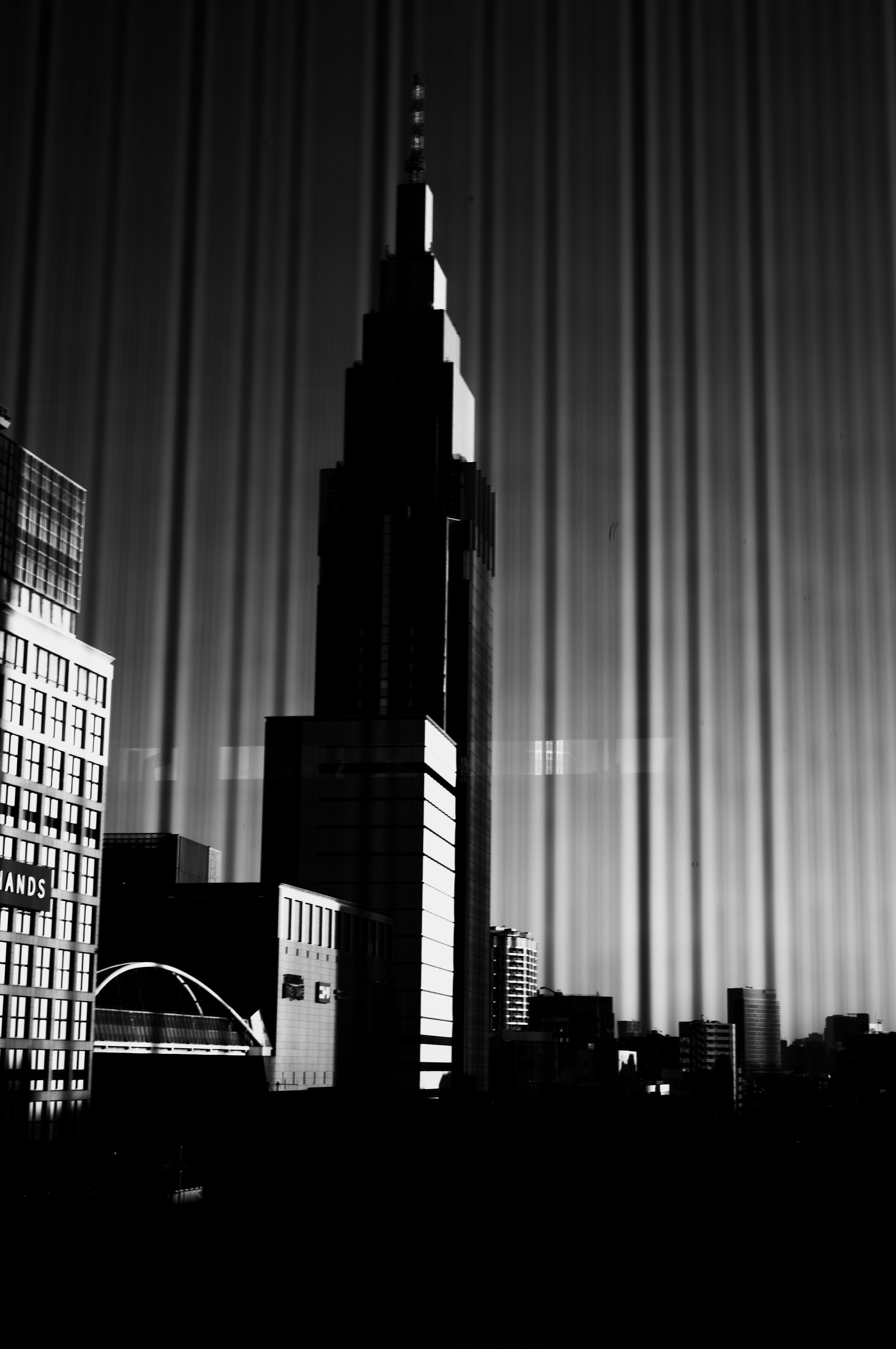 Silhouette de l'Empire State Building dans un paysage urbain en noir et blanc