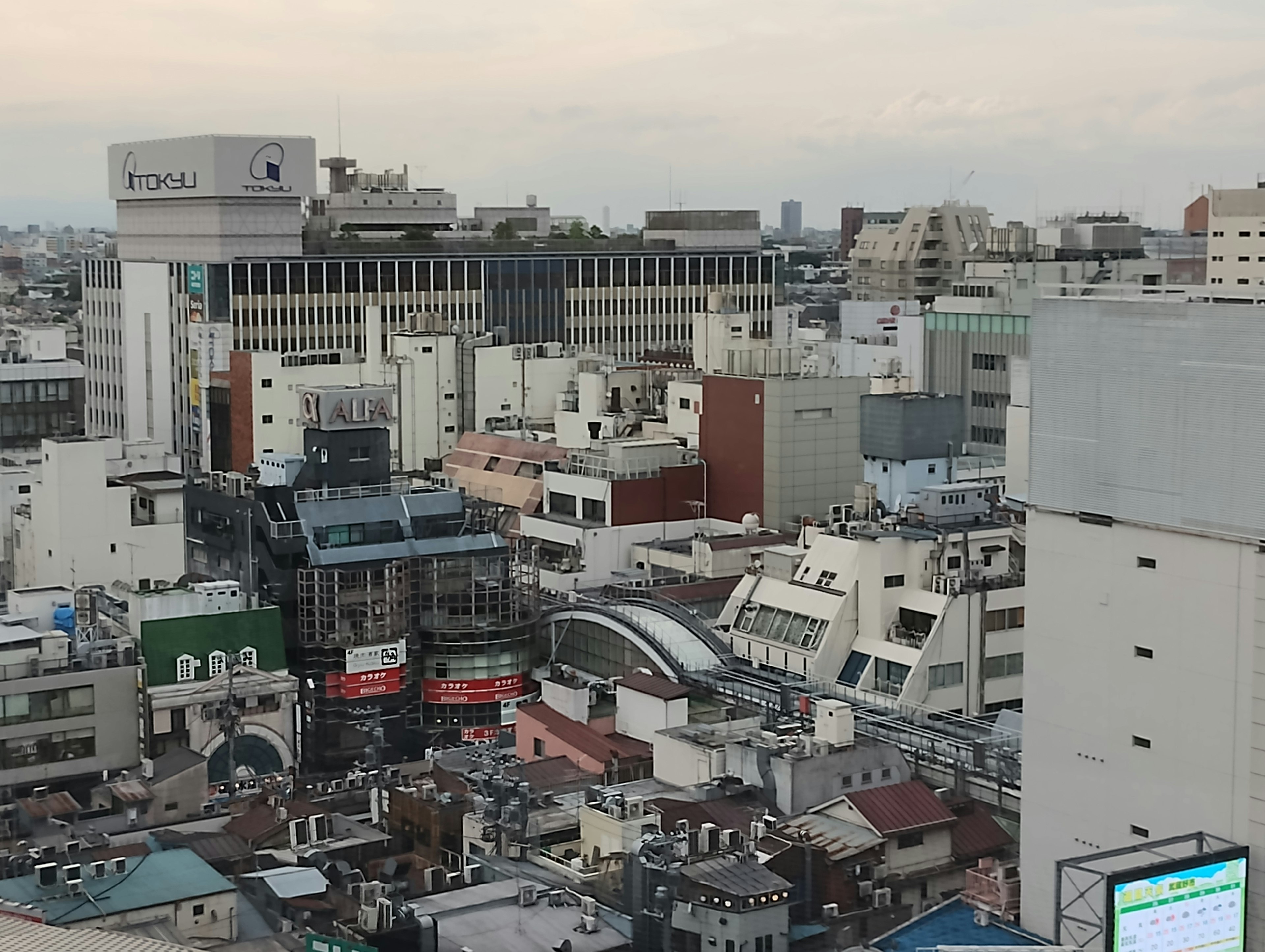 Vue de la ville avec des immeubles de grande hauteur et des toits