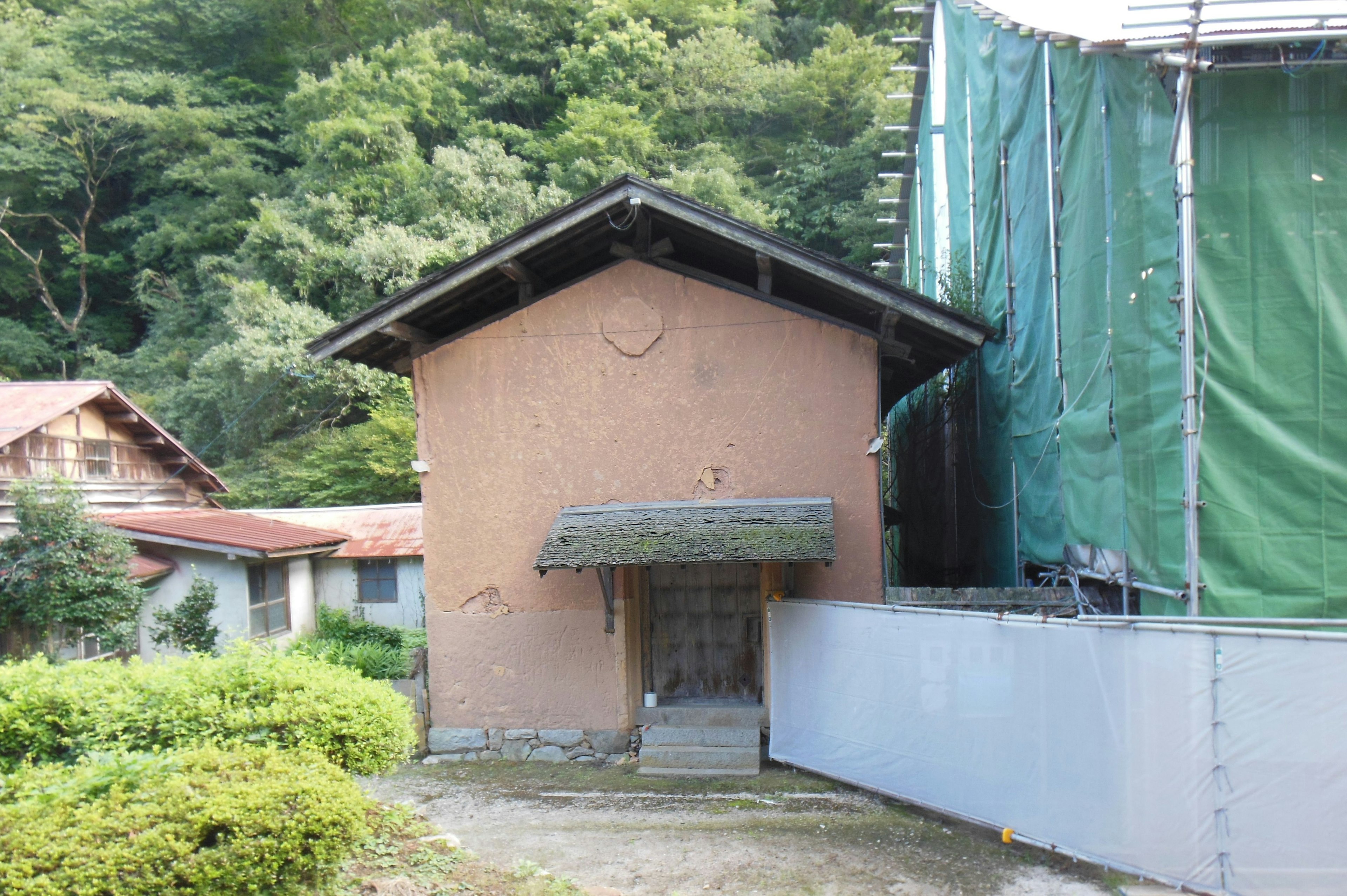 Vista esterna di un vecchio edificio circondato da verde