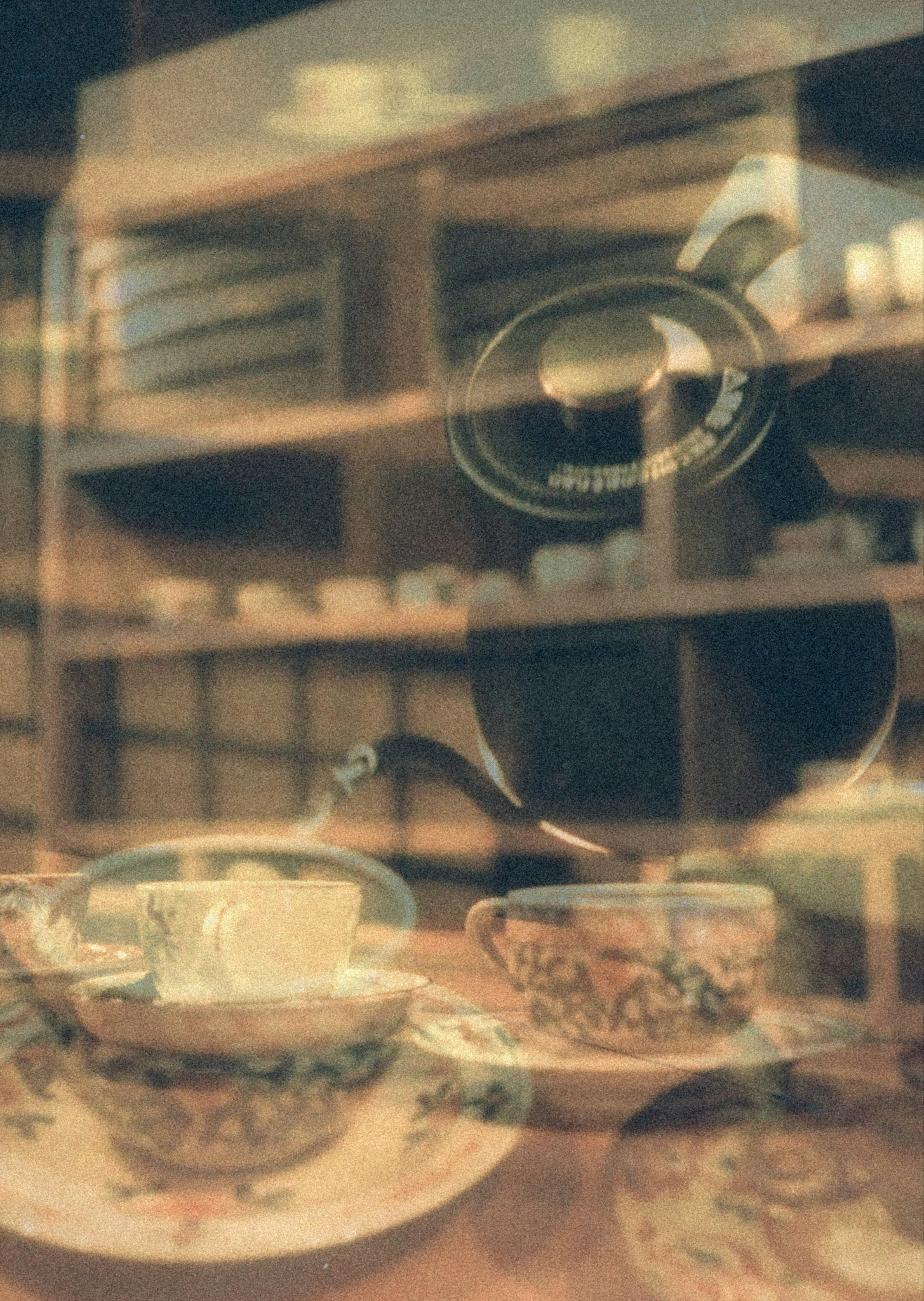 Image floue d'un intérieur de café avec une cafetière et de belles tasses