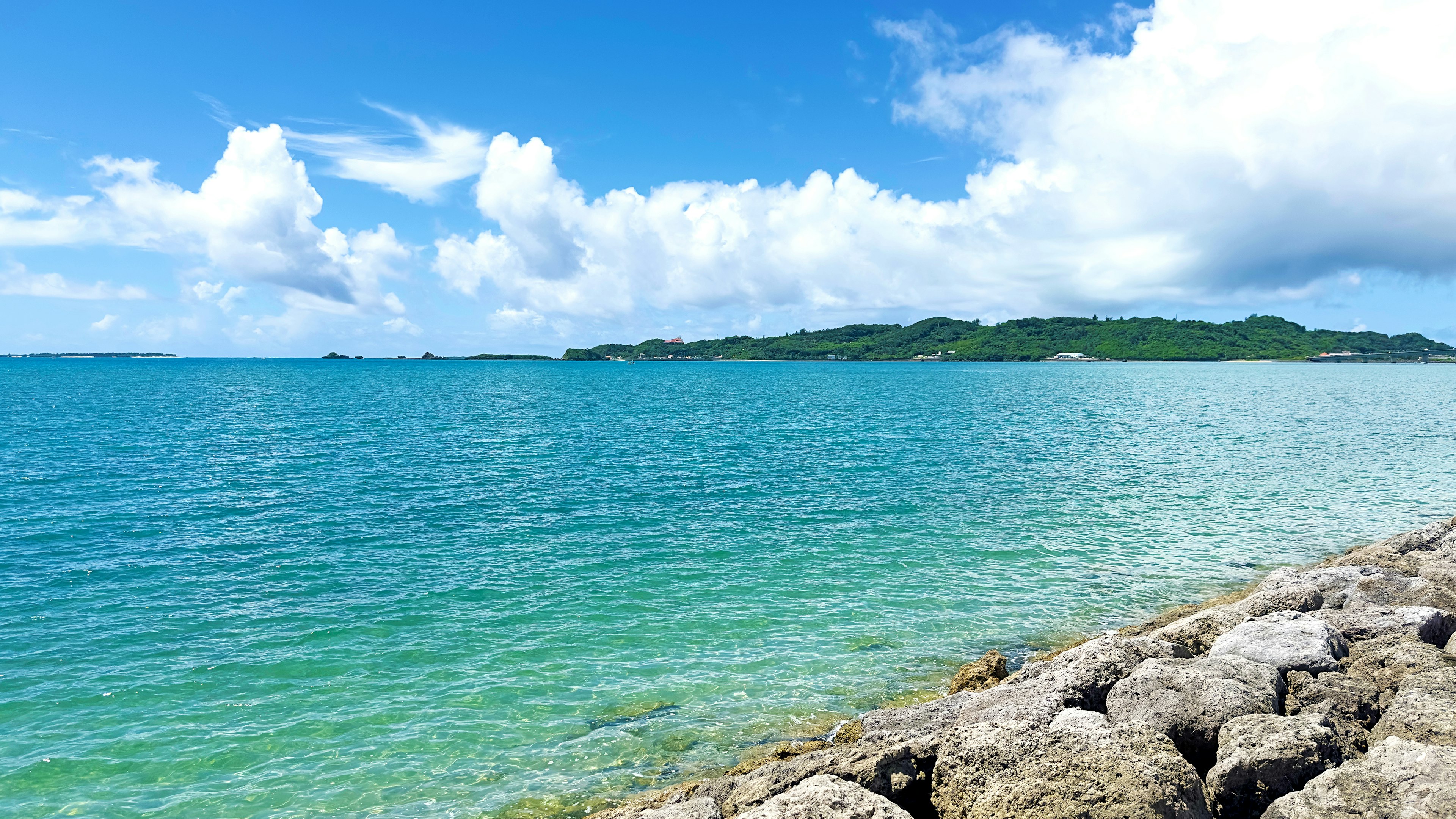 Schöne Landschaft mit blauem Meer und Himmel felsige Küste mit grünen Inseln