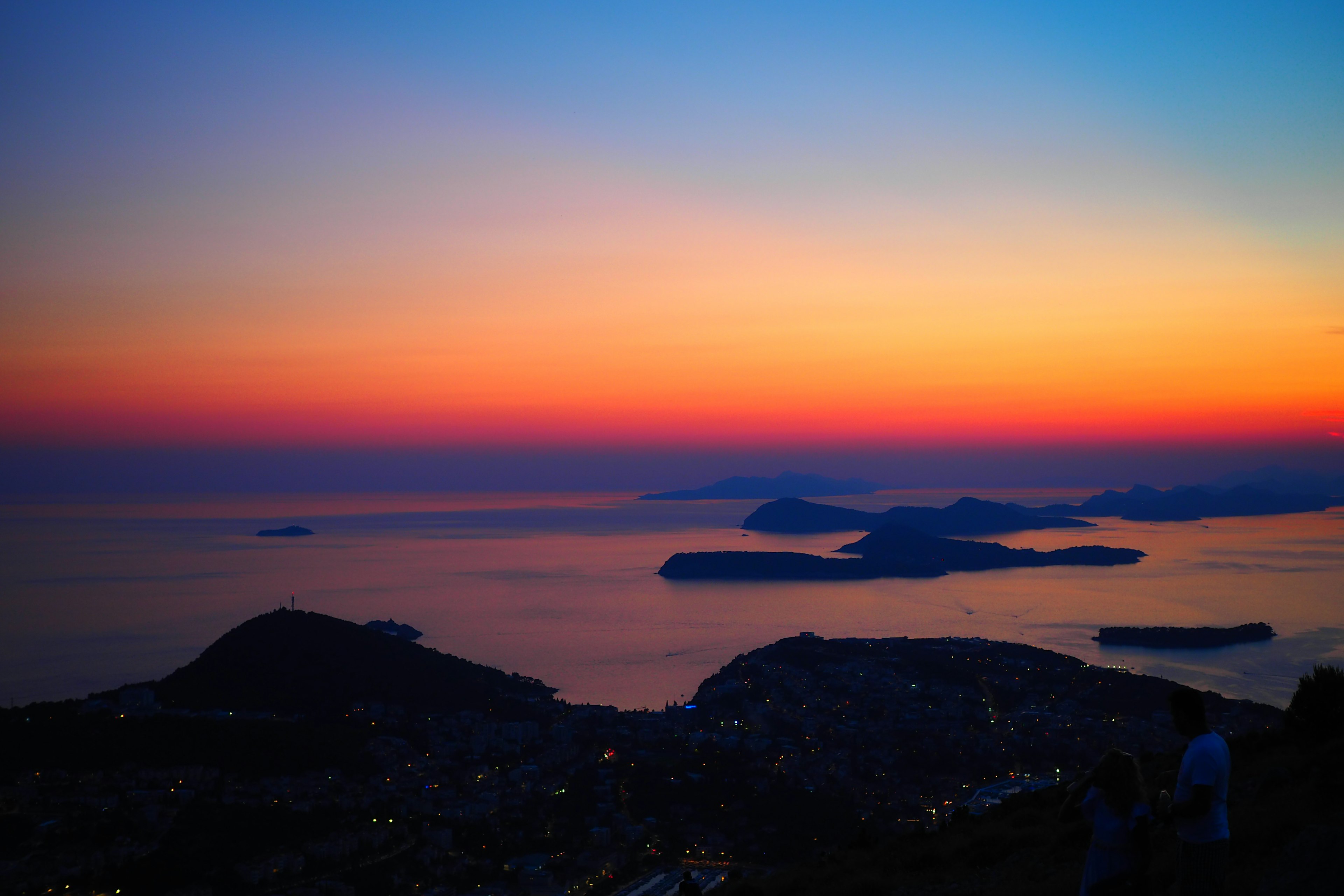 Schöne Sonnenuntergangsansicht mit Meer und Inseln im Hintergrund