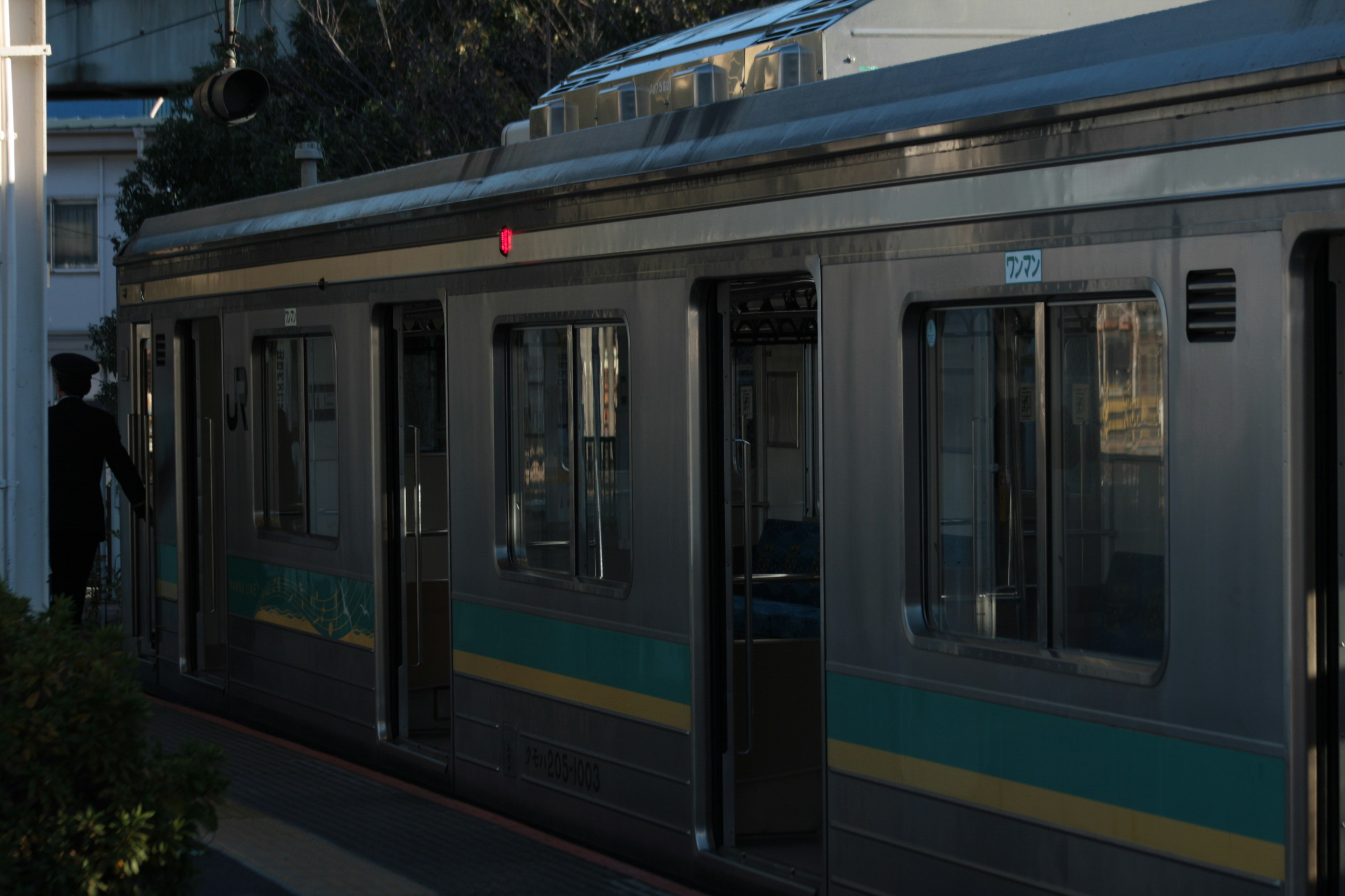 電車の側面が見える駅の風景と夕暮れの照明