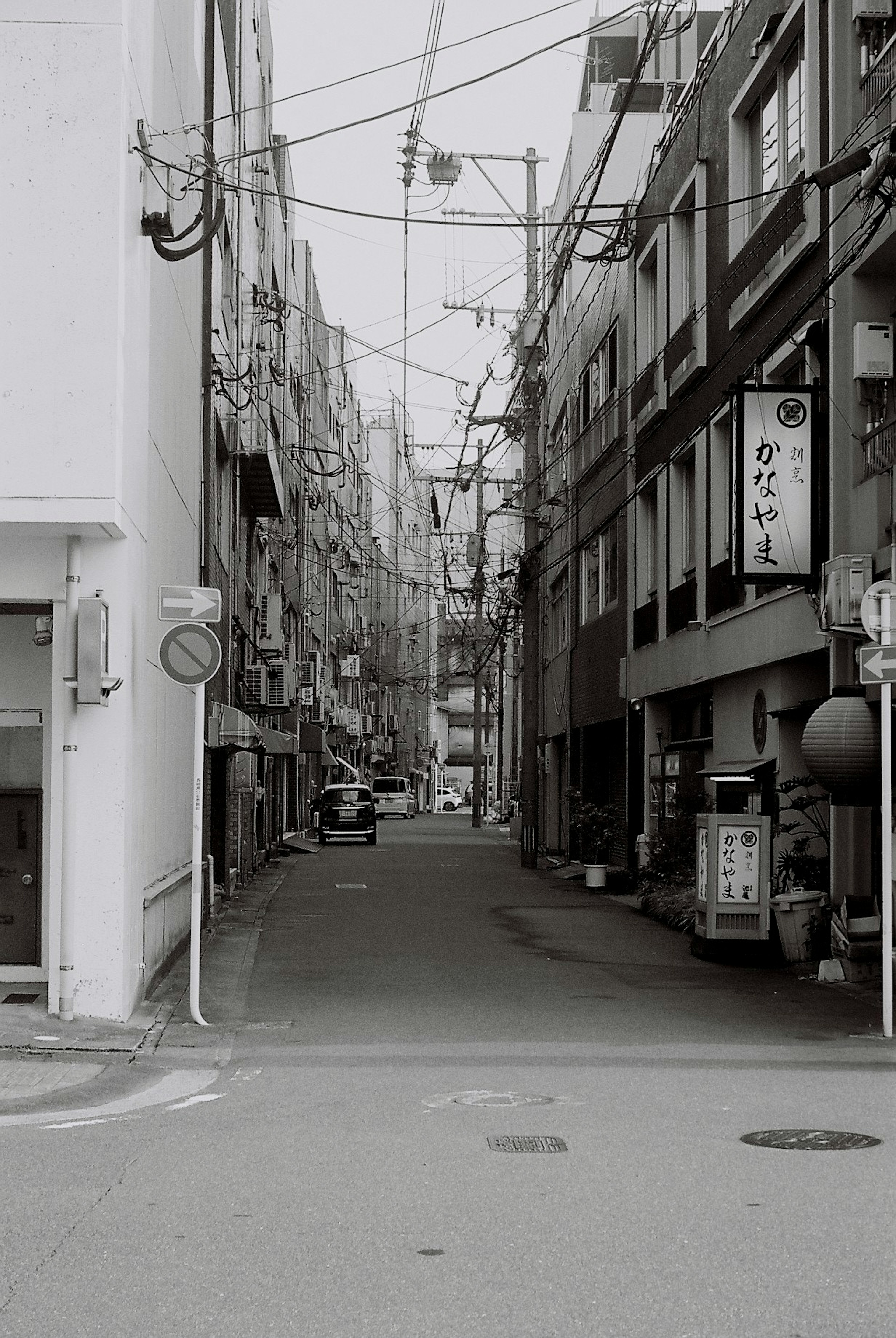 Rue étroite avec des bâtiments anciens en noir et blanc