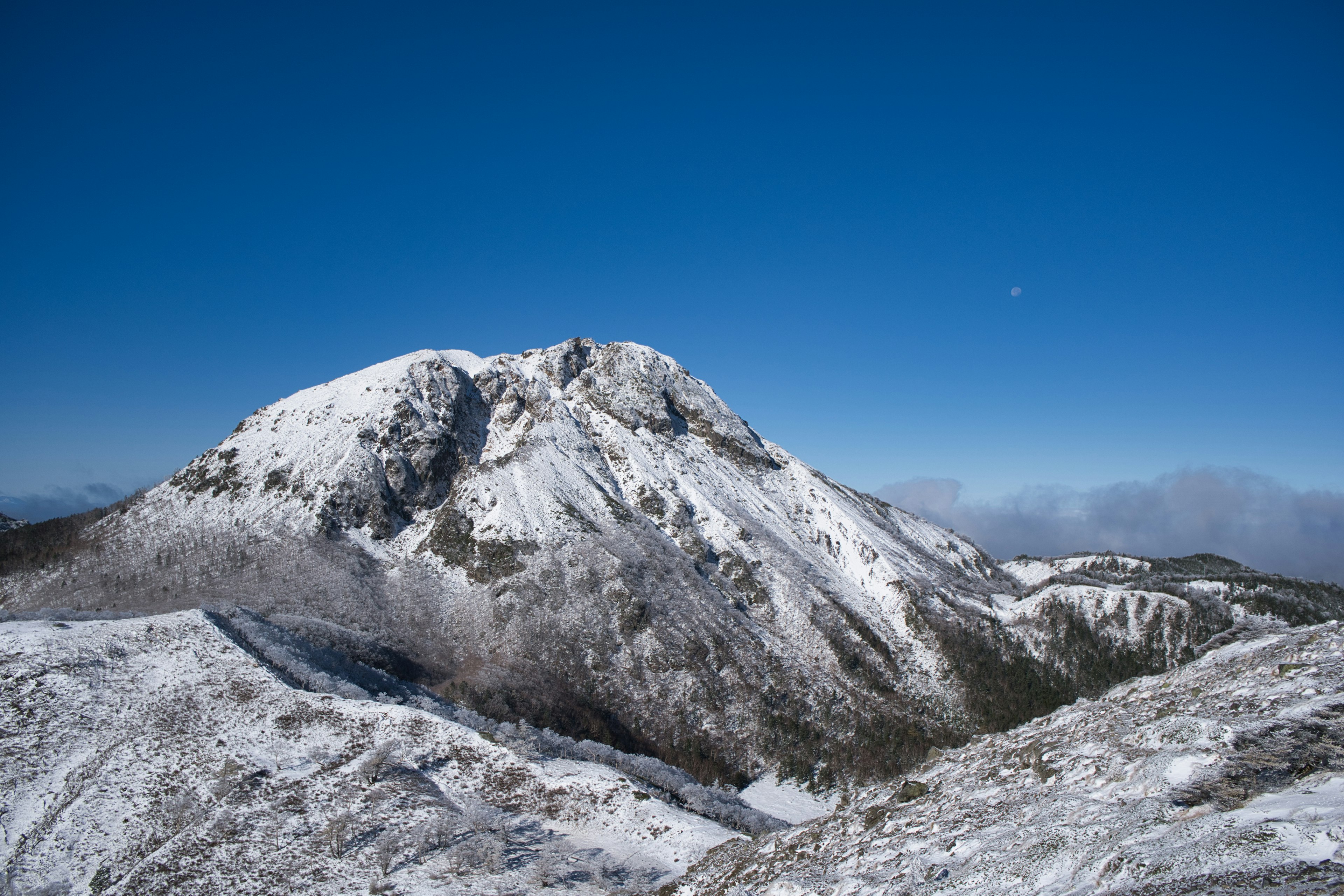 Pemandangan gunung bersalju di bawah langit biru yang cerah