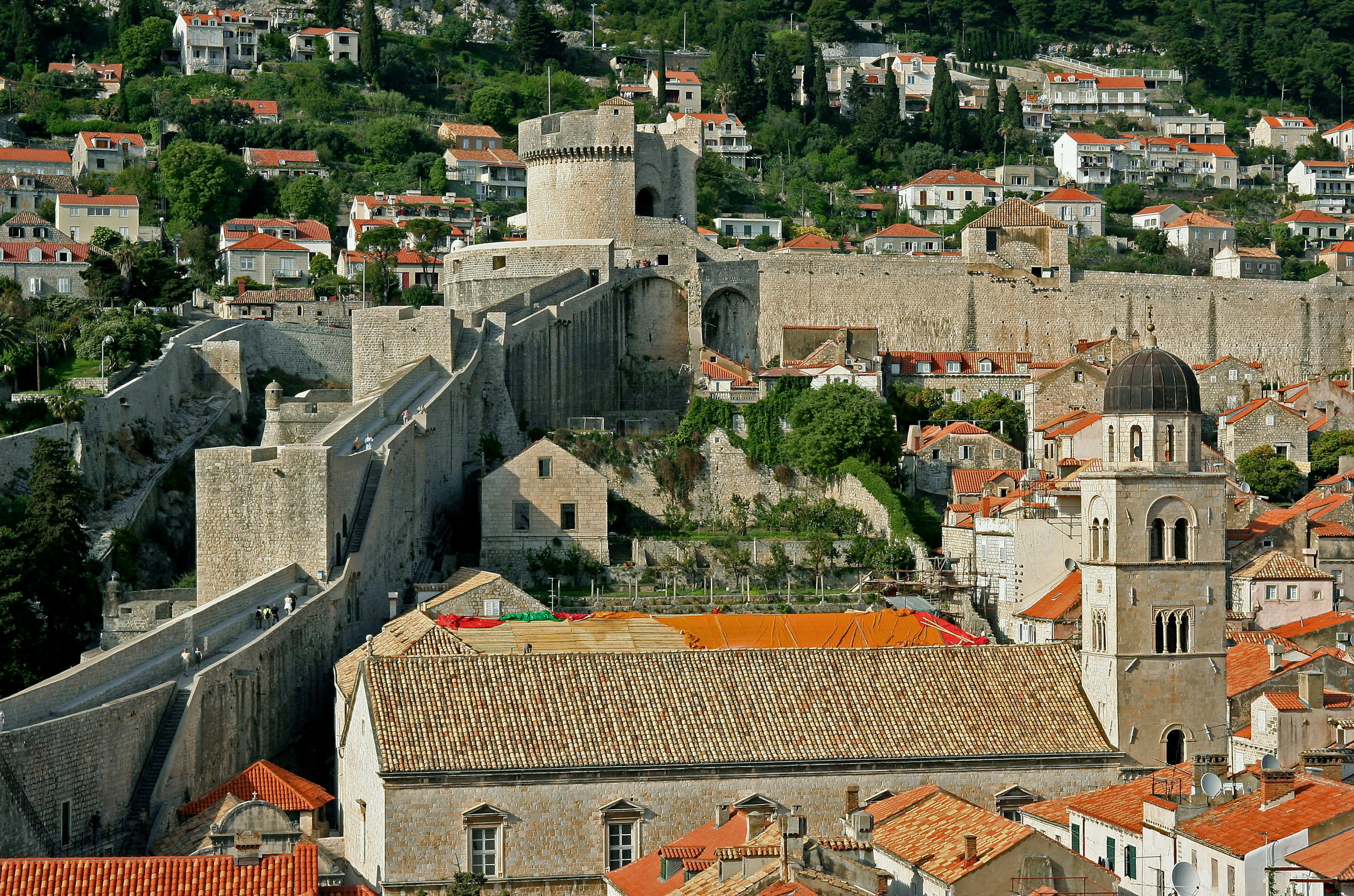 Pemandangan tembok kota Dubrovnik dengan atap terakota