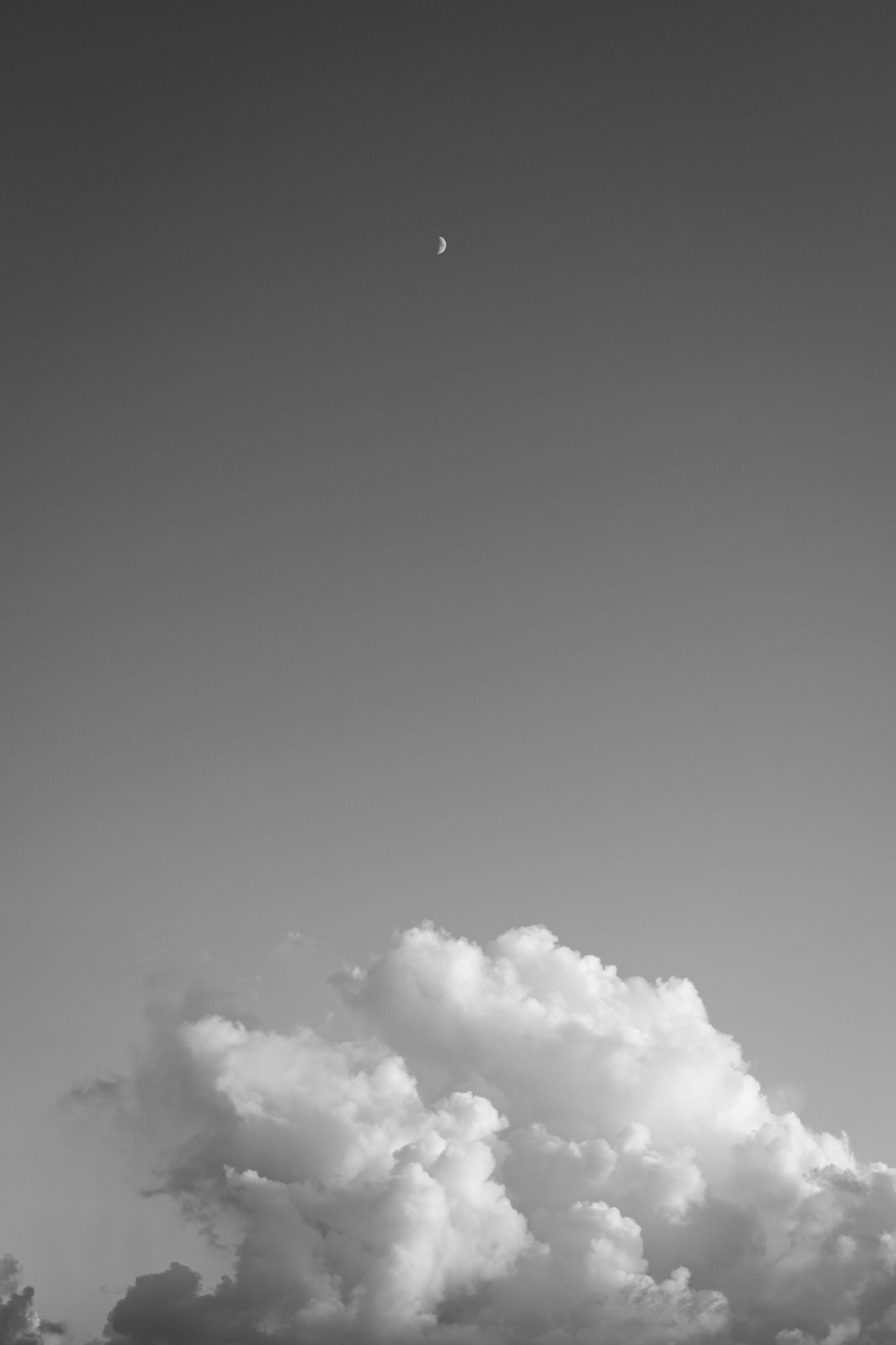 Nuage important dans un ciel noir et blanc avec une petite étoile