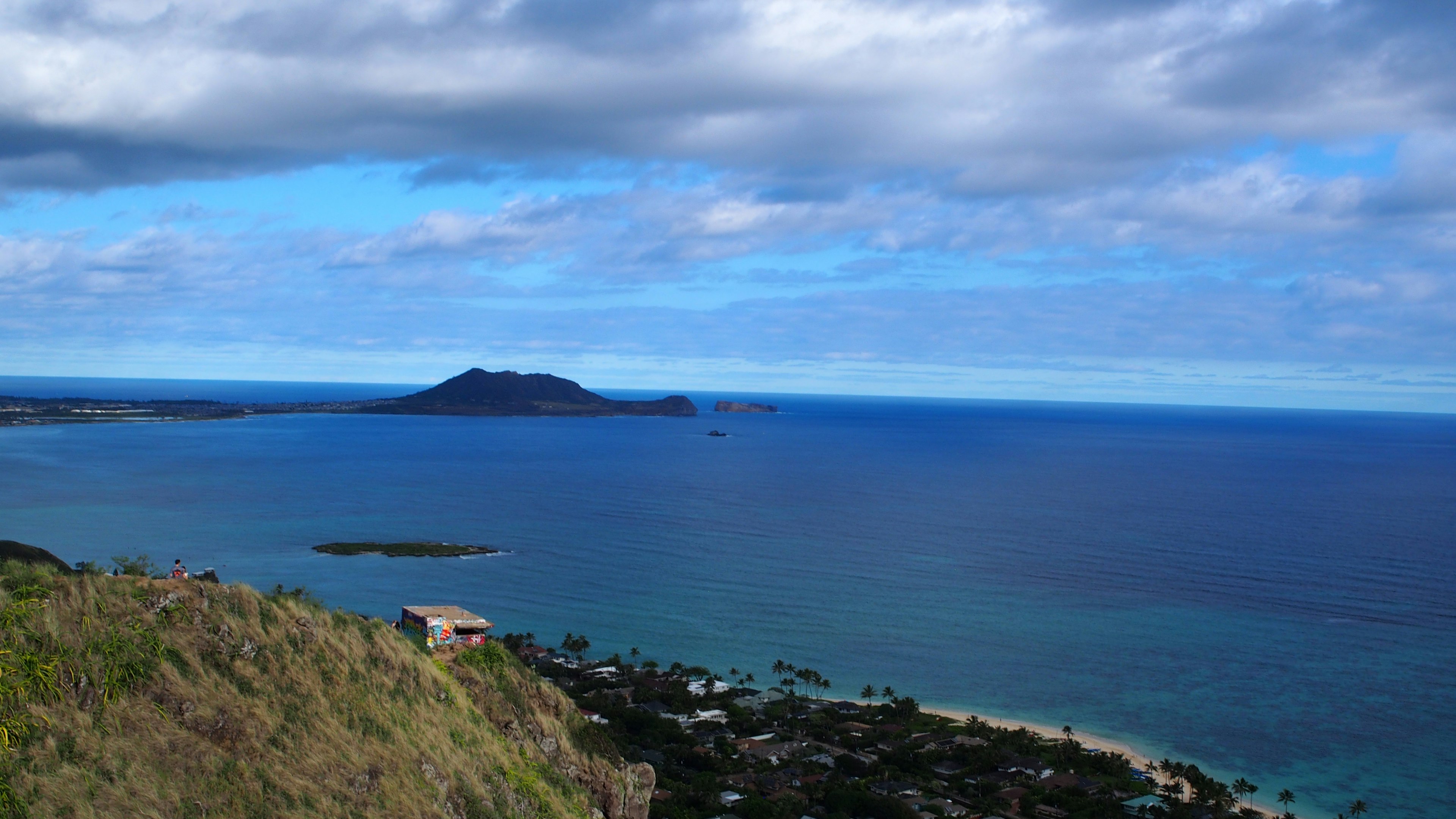 Malersiche Aussicht auf den blauen Ozean und den Himmel mit Diamond Head in Hawaii