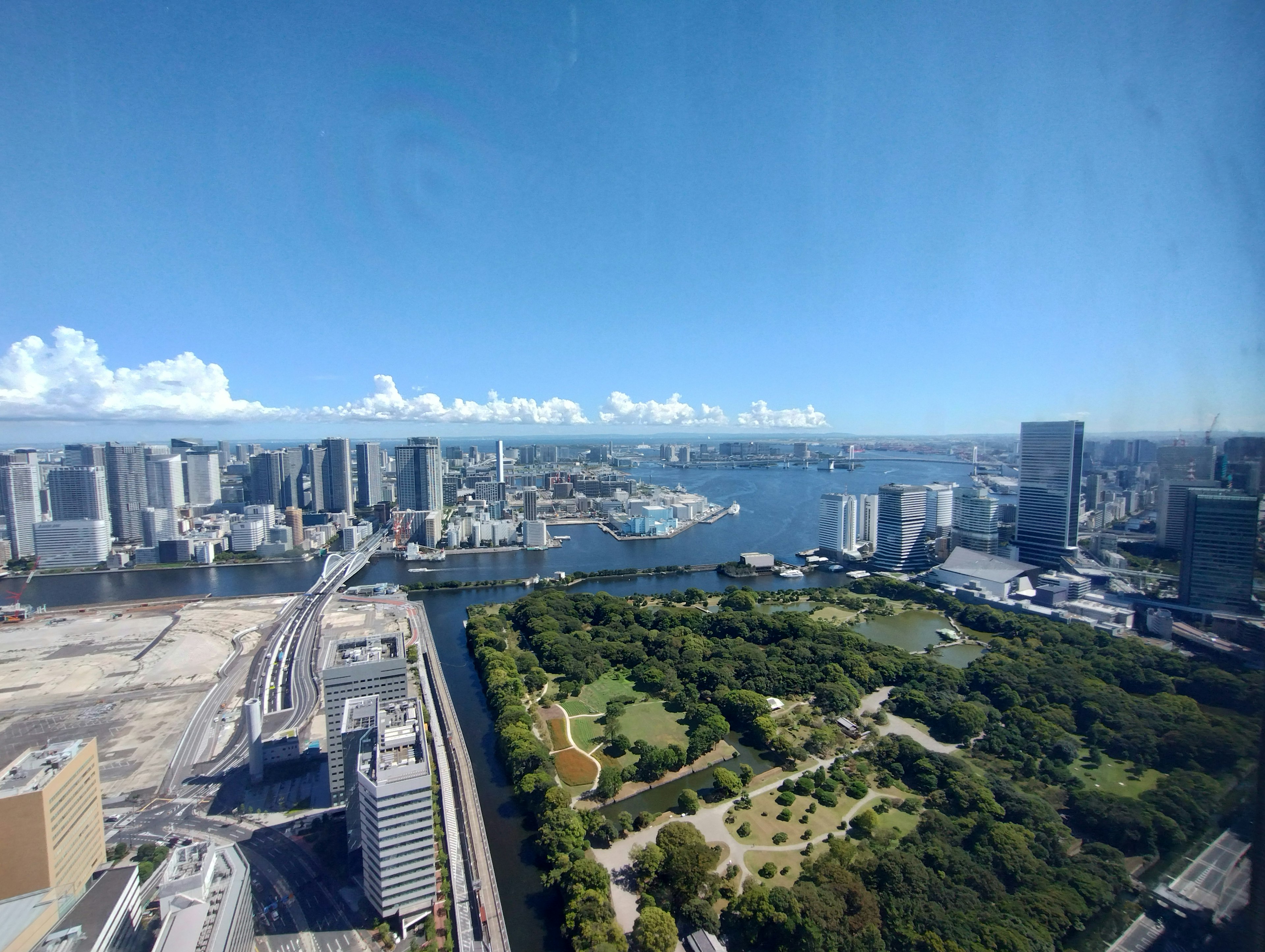 Vista panoramica degli grattacieli di Tokyo e del fiume