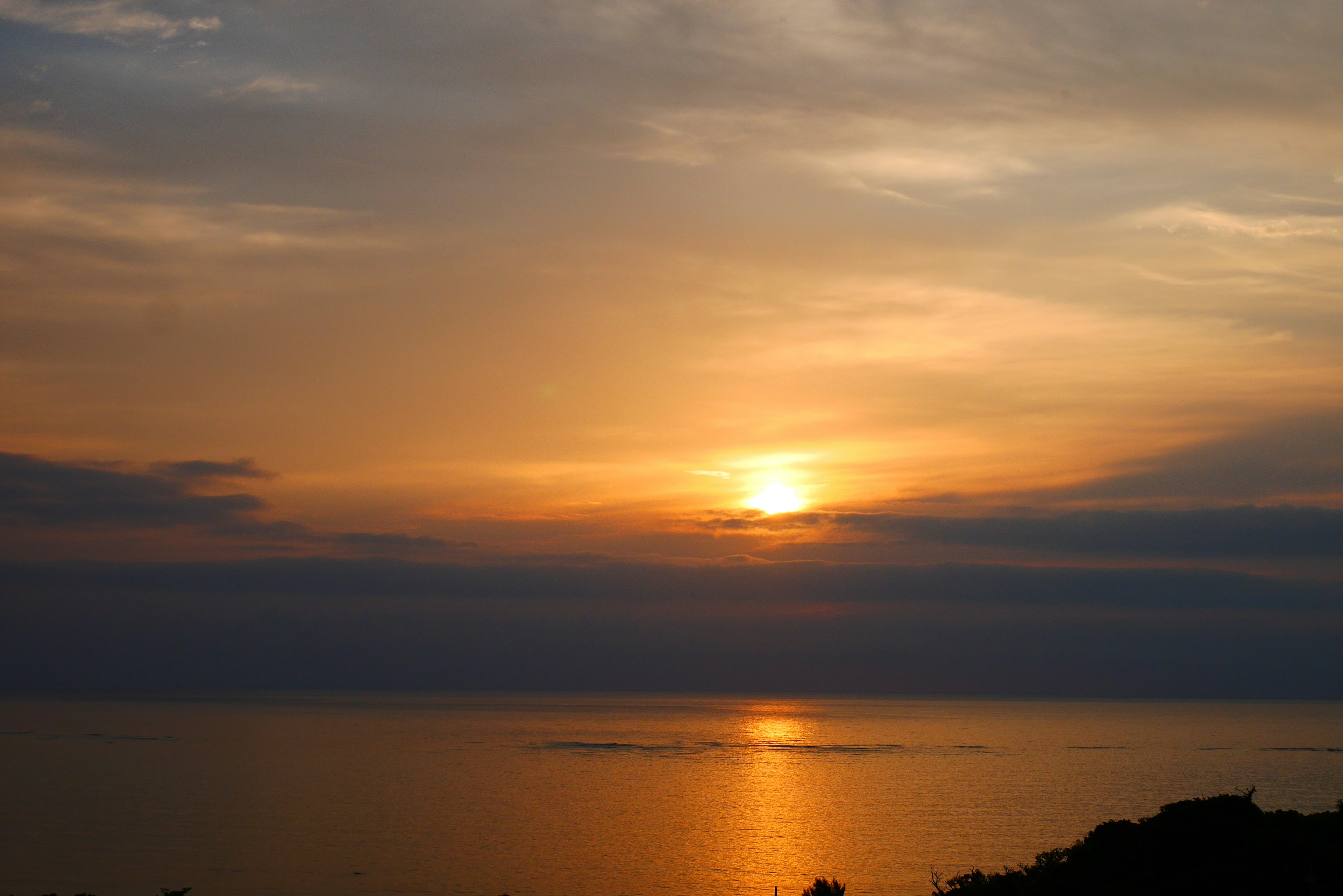 Paysage magnifique du coucher de soleil sur l'océan